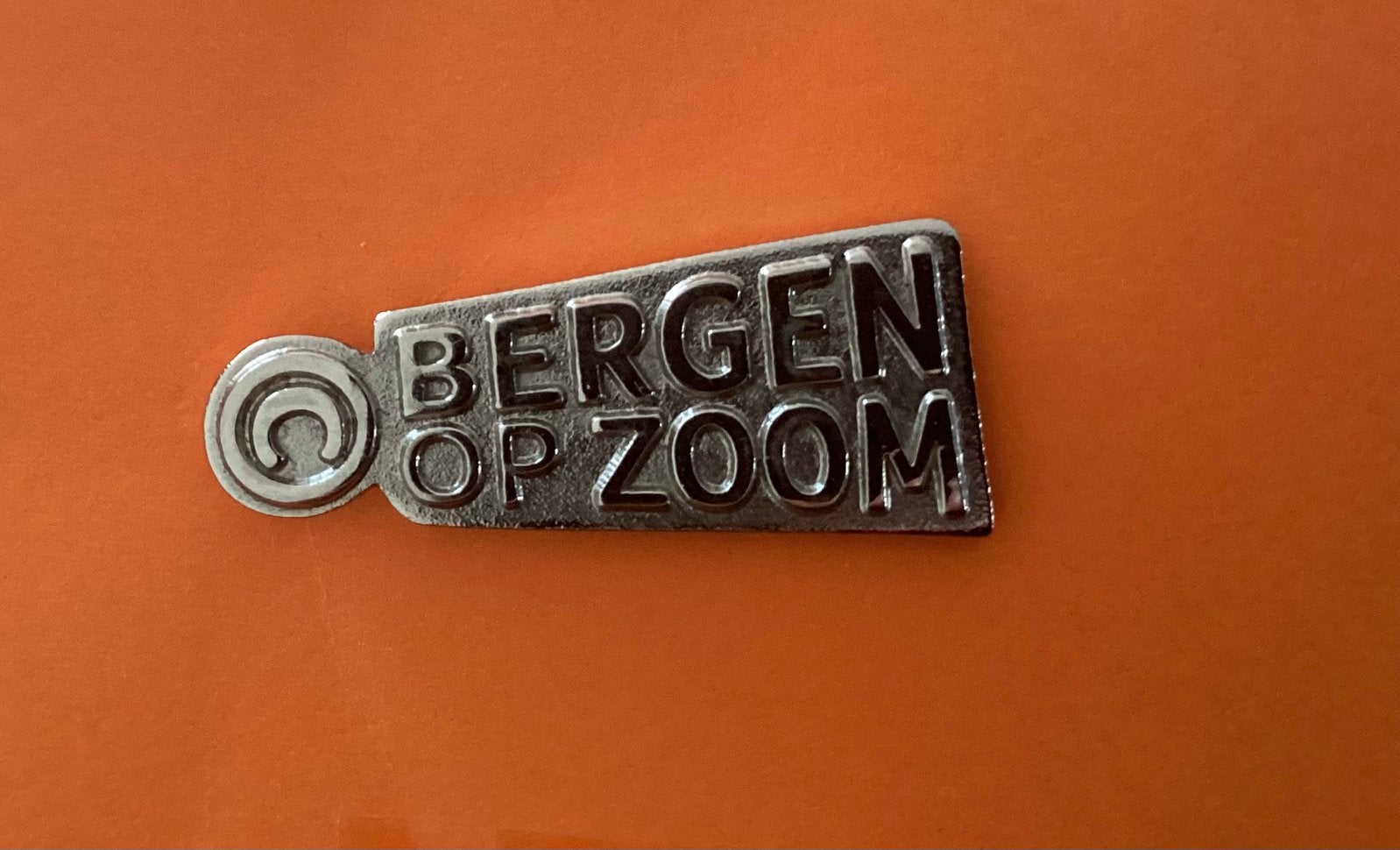 VASTENÀVEND BERGEN OP ZOOM ,MOOIE SPELD VOOR OE JAS/HOED!, Ophalen of Verzenden, Zo goed als nieuw