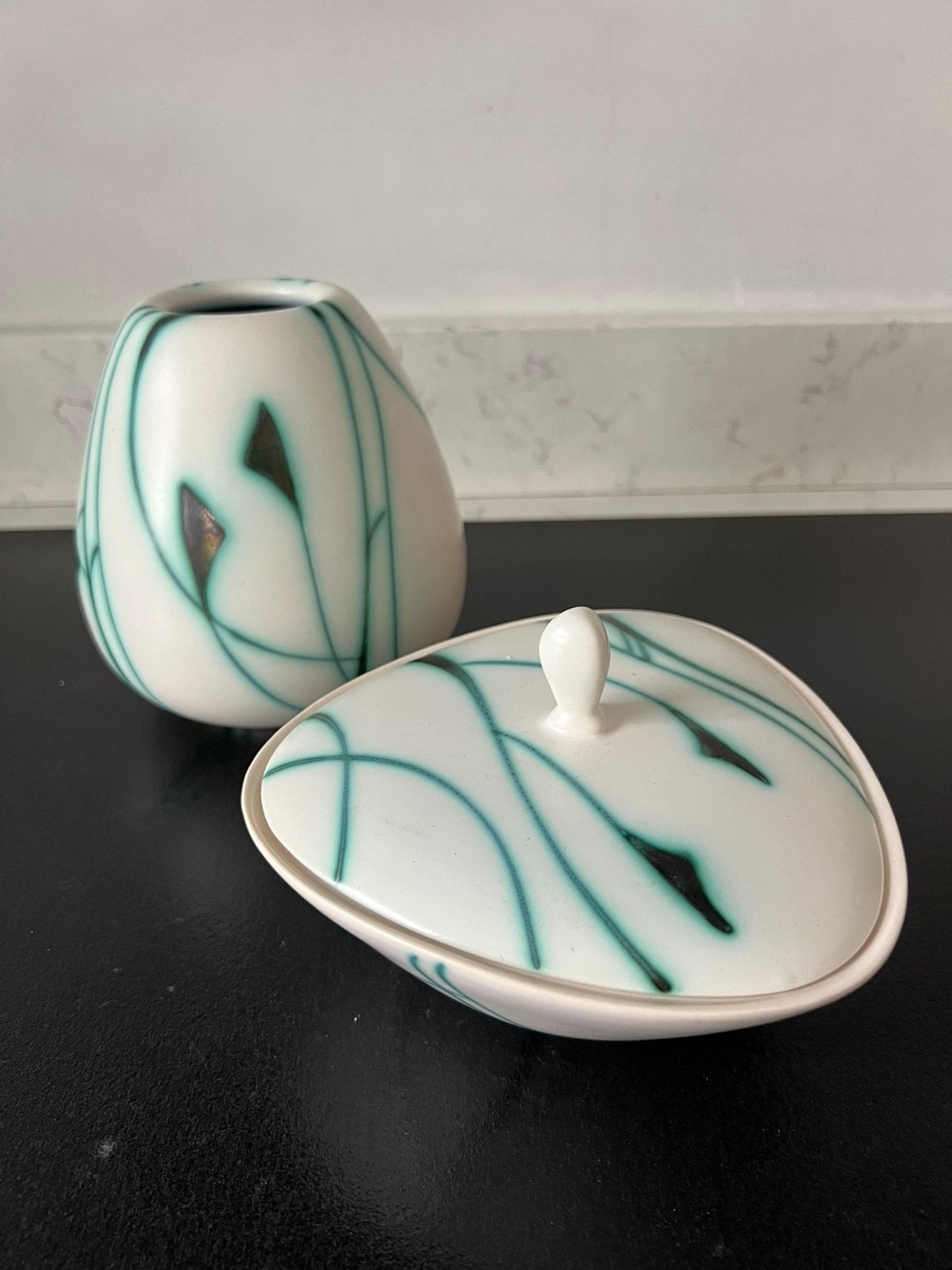 Vaas en dekselpotje Flora Gouda Holland “Liane”., Antiek en Kunst, Ophalen of Verzenden