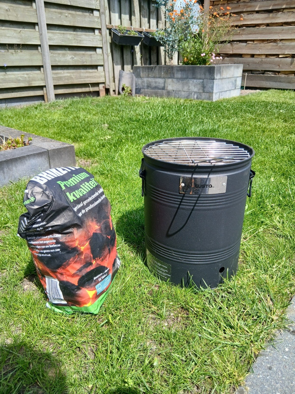 Gusto BBQ Ton - Compacte en Draagbare Barbecue, Tuin en Terras, Houtskoolbarbecues, Ophalen, Gebruikt, Gusto