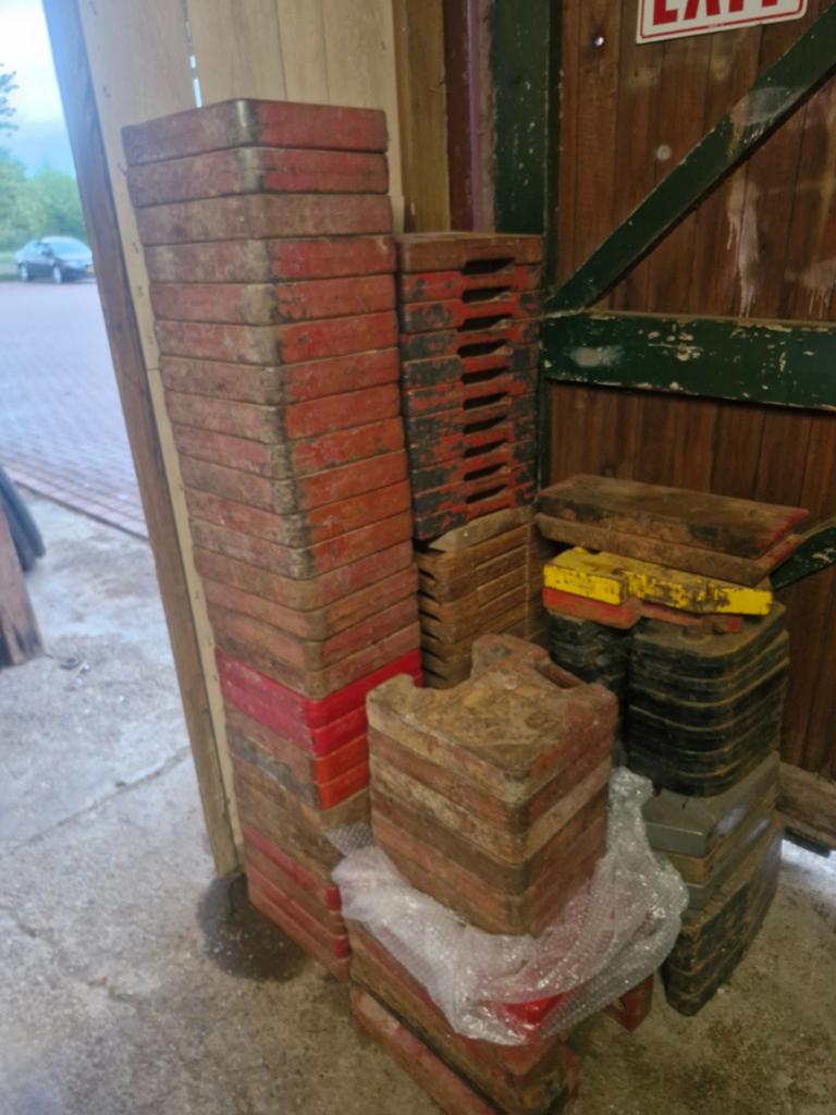 Te koop international frontgewichten, Ophalen, Steen of Klei, 15 m² of meer, Dakpannen