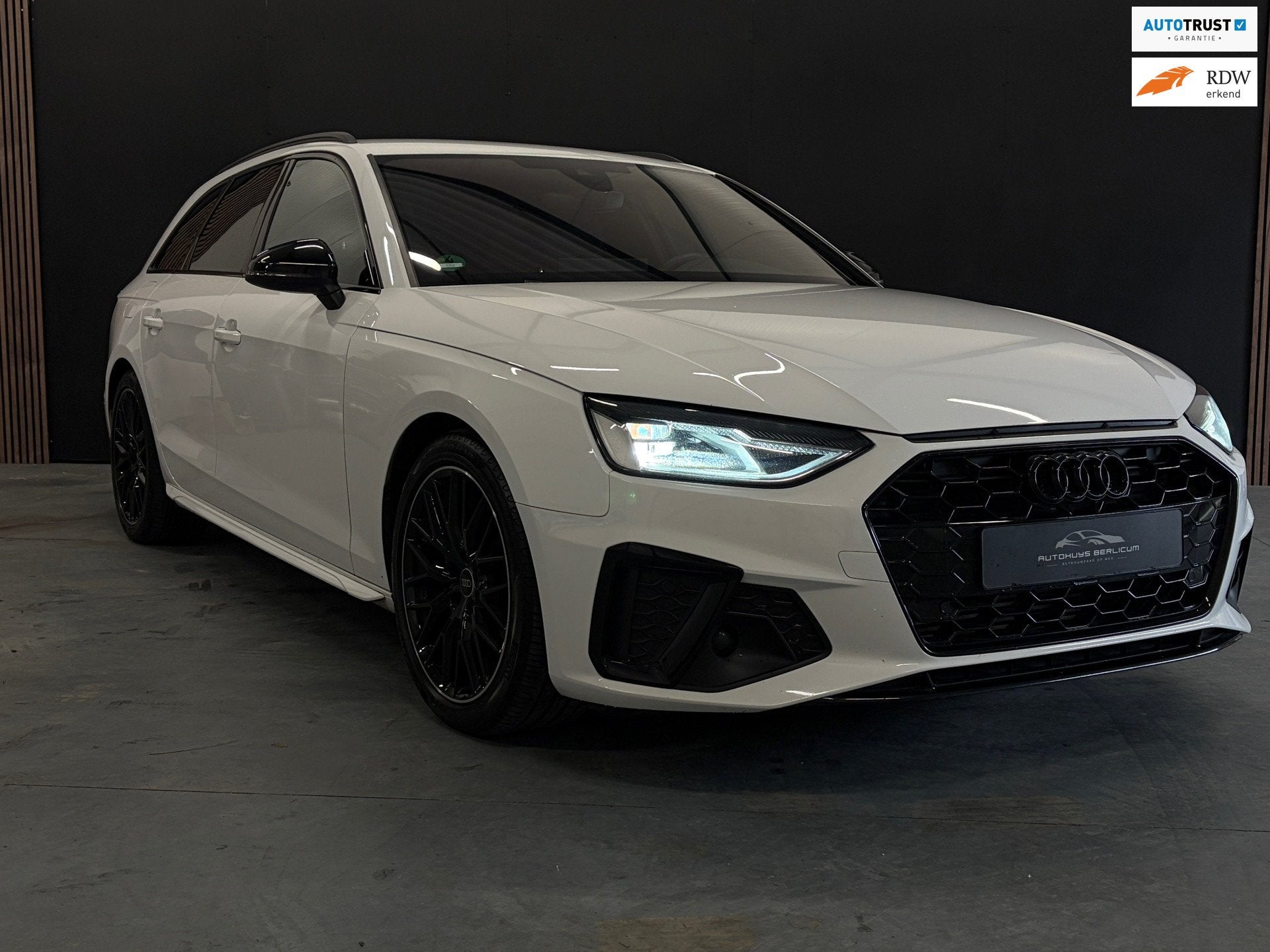 Audi A4 Avant 35 TFSI S edition Competition Virtual Dealer o, Auto's, Dealer onderhouden, Stof, Gebruikt, Zwart