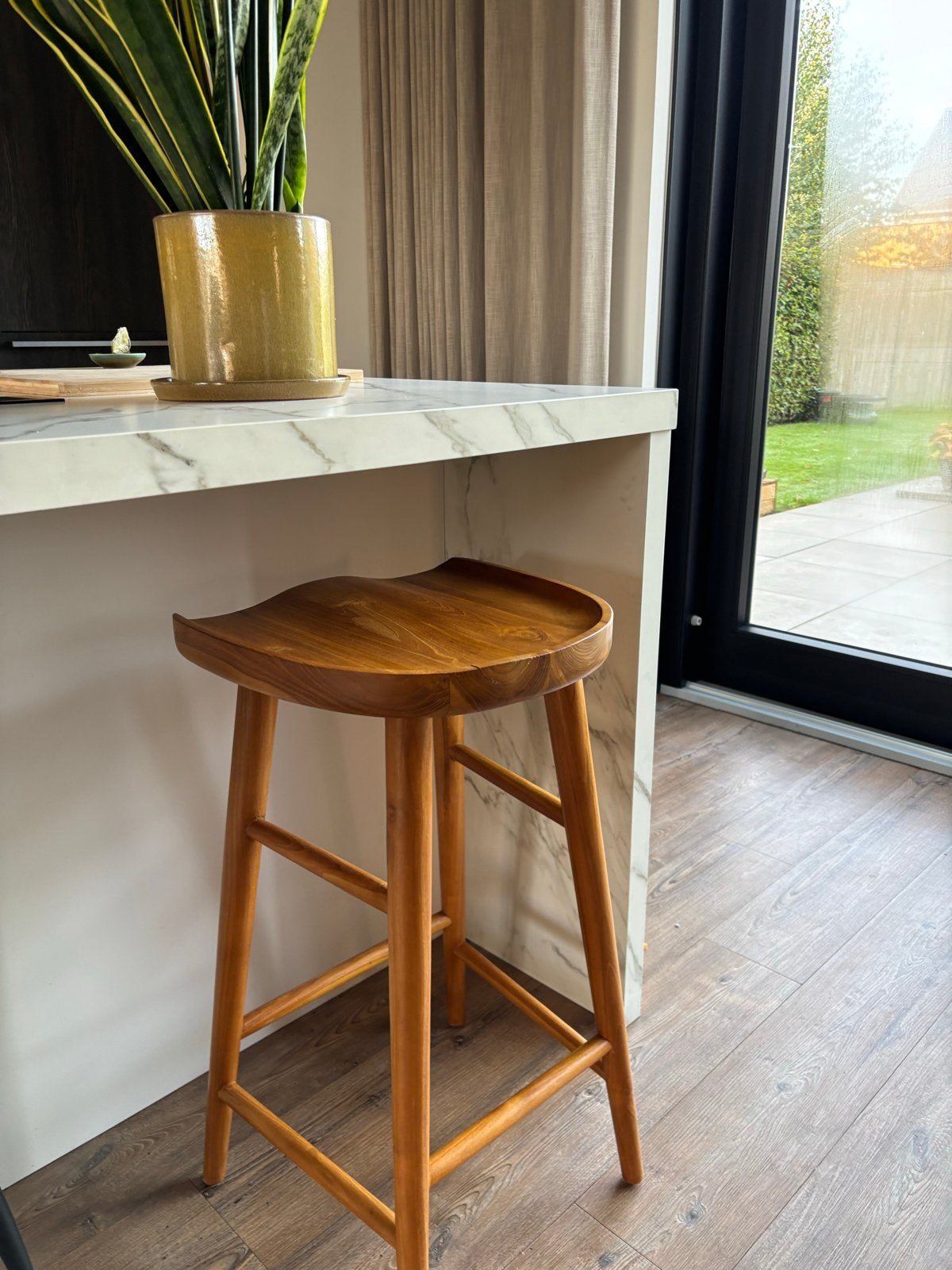 Houten barkruk - Teakhout - Ergonomisch design, Gebruikt, 60 tot 90 cm, Ophalen of Verzenden, 1 kruk