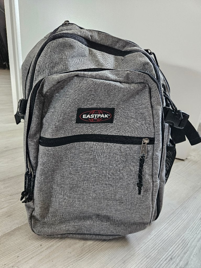 Rugzak Eastpak grijs, Ophalen, 25 tot 40 cm, Zo goed als nieuw, 30 tot 45 cm