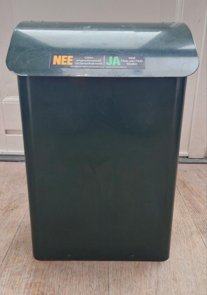 Donkergroene brievenbus met 'Nee/Ja' sticker, Huis en Inrichting, Woonaccessoires | Prullenbakken, Ophalen, Gebruikt, Kunststof