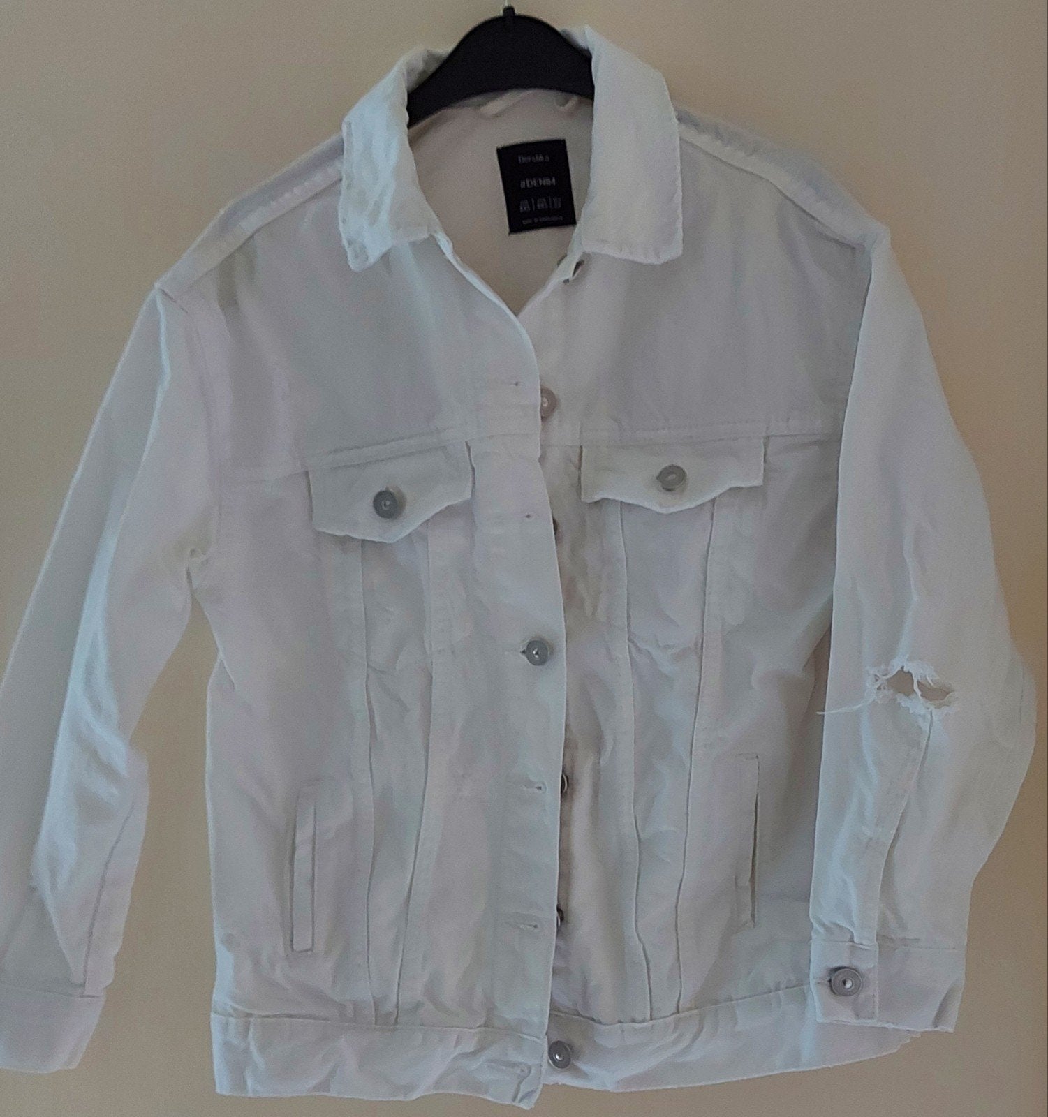 Bershka ripped jeans jasje maat M, Maat 38/40 (M), Wit, Zo goed als nieuw, Bershka