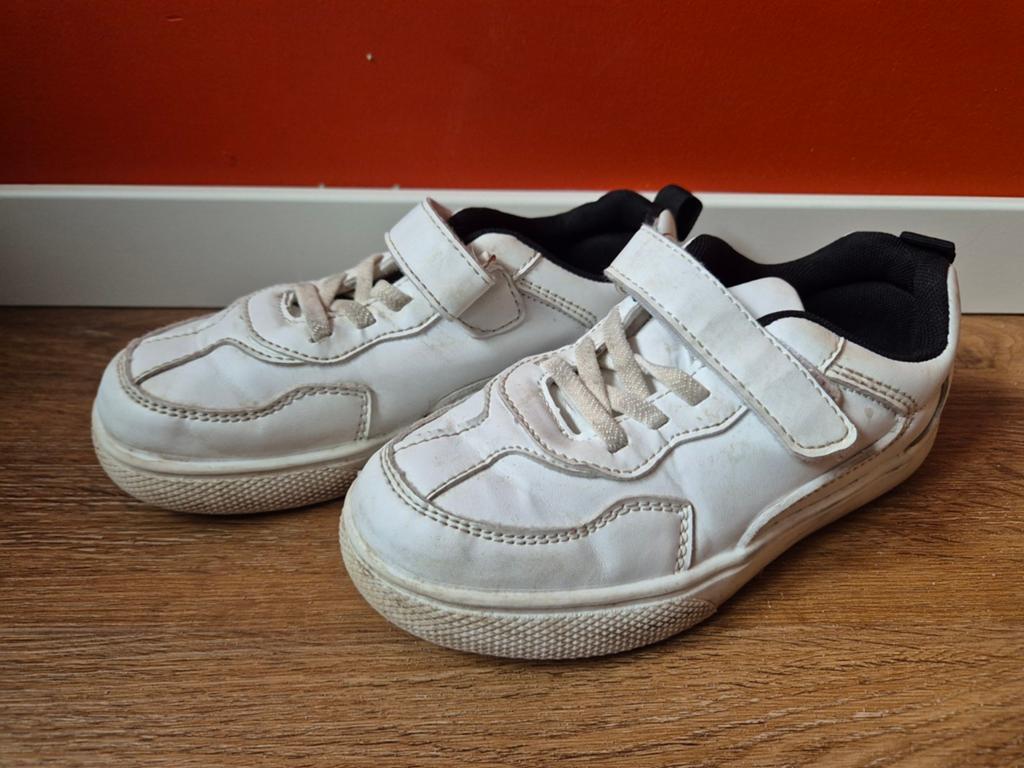 Witte kinderschoenen met klittenbandsluiting maat 30, Kinderen en Baby's, Kinderkleding | Schoenen en Sokken, Gebruikt, Jongen of Meisje