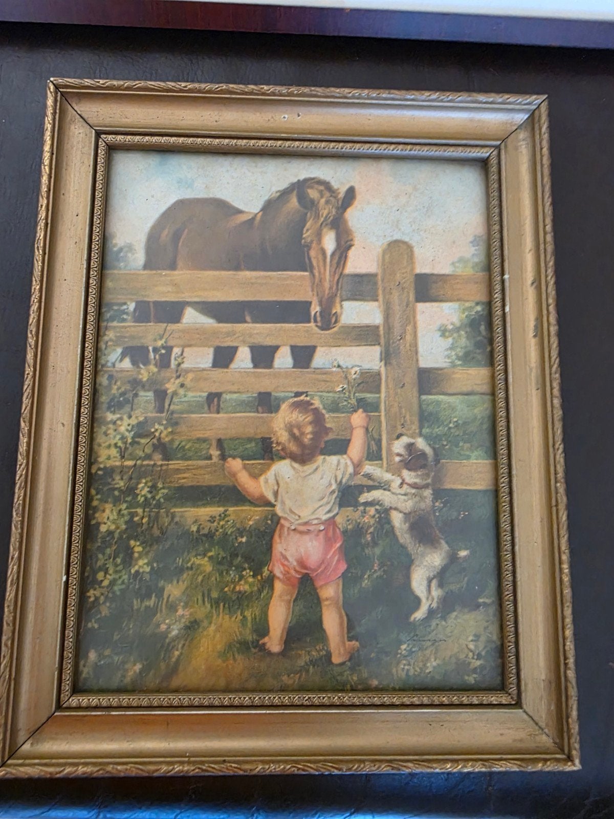 vintage peuter die bij een houten hek staat met een paard, Ophalen of Verzenden