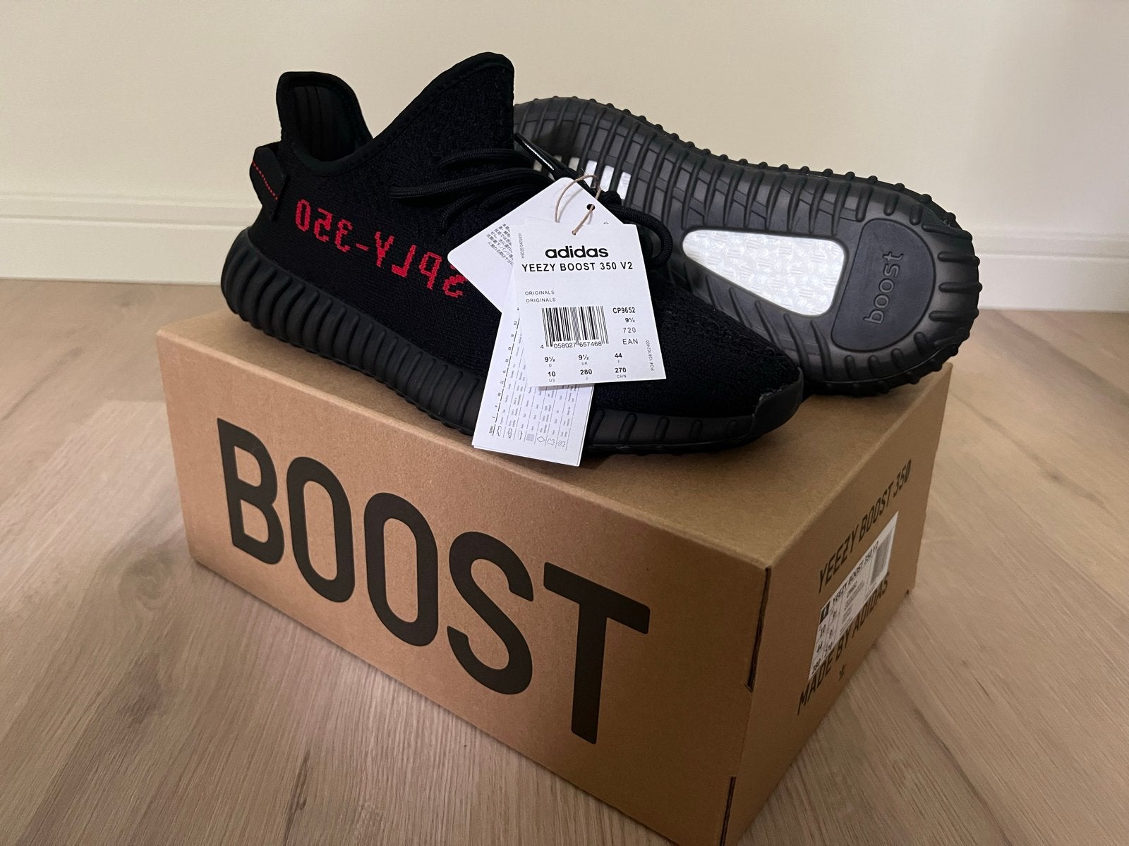 Yeezy Boost 350 V2 Core Black Red - Maat 44 - Nieuw, Ophalen of Verzenden, Nieuw, Zwart, Sneakers of Gympen