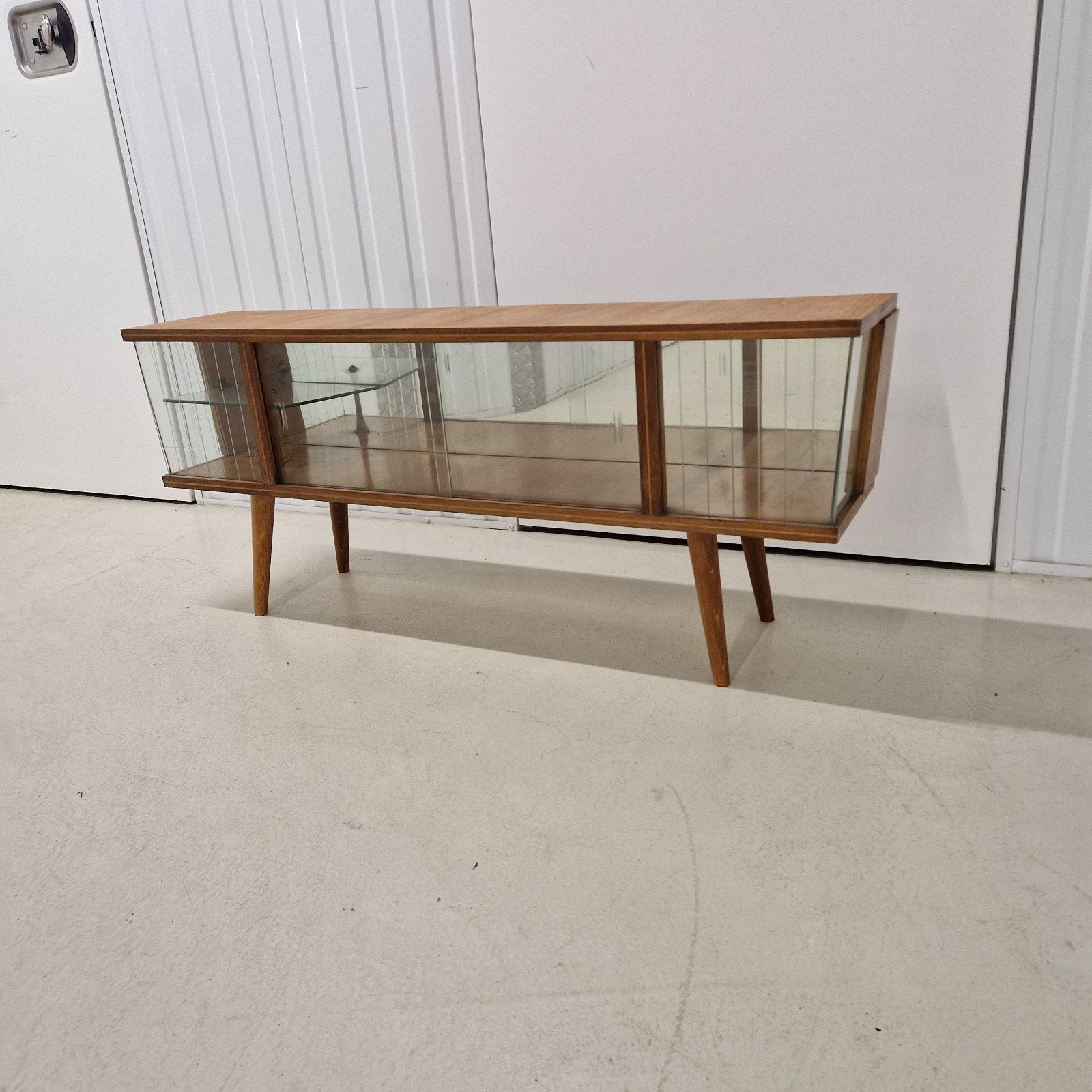 Origineel Jaren '70 Vitrinekastje / TV-meubel, Ophalen, Huis en Inrichting