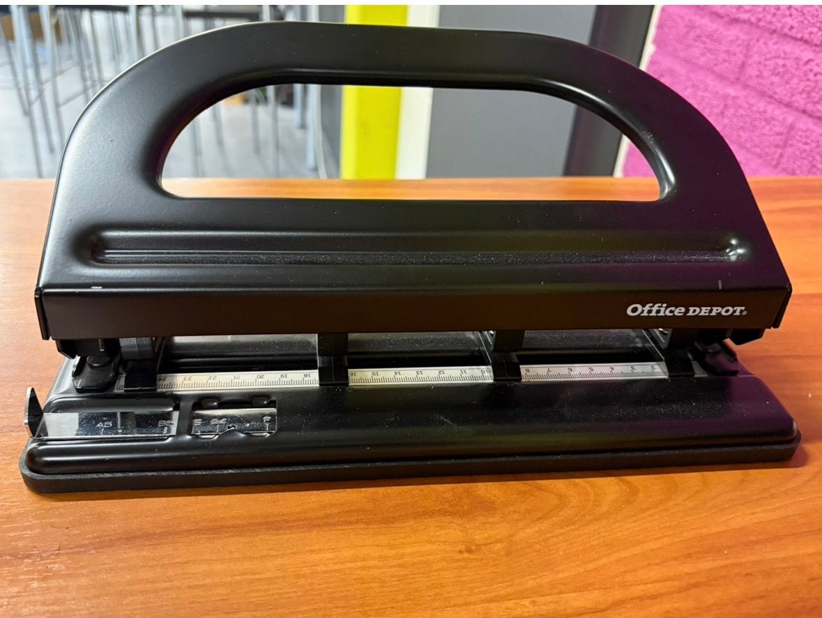 Office depot 4 gaatjes perforator., Ophalen of Verzenden, Zo goed als nieuw