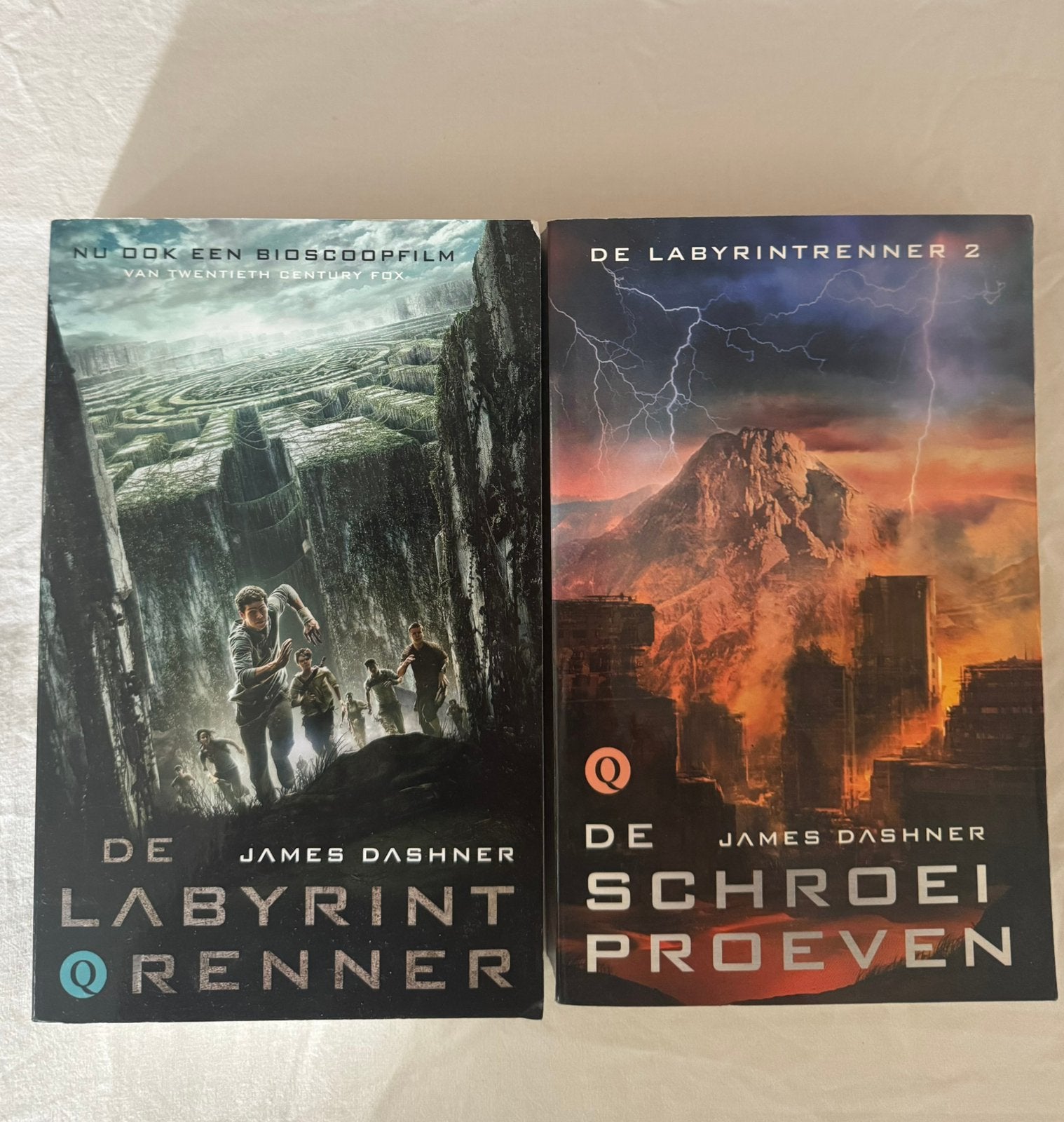 James Dashner - De Labyrint renner en De schroeiproeven, Boeken, Ophalen of Verzenden, Zo goed als nieuw, James Dashner