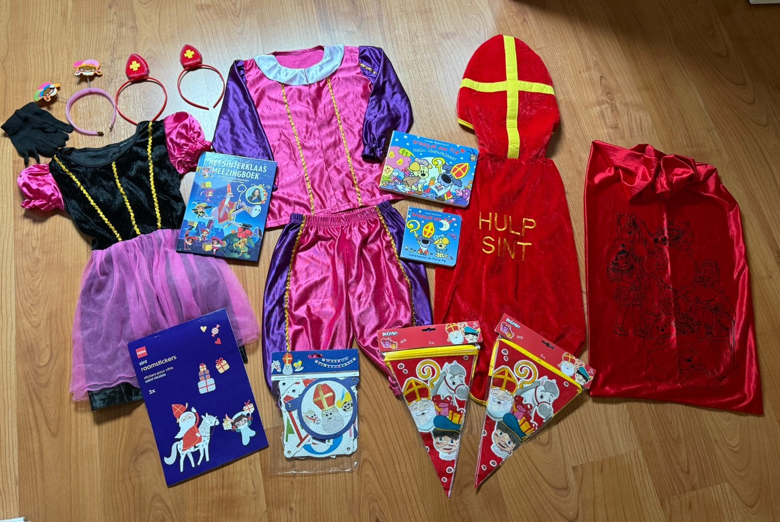 Sint en Pieten pakket (kleding, boekjes, versiering etc), Ophalen of Verzenden, Zo goed als nieuw