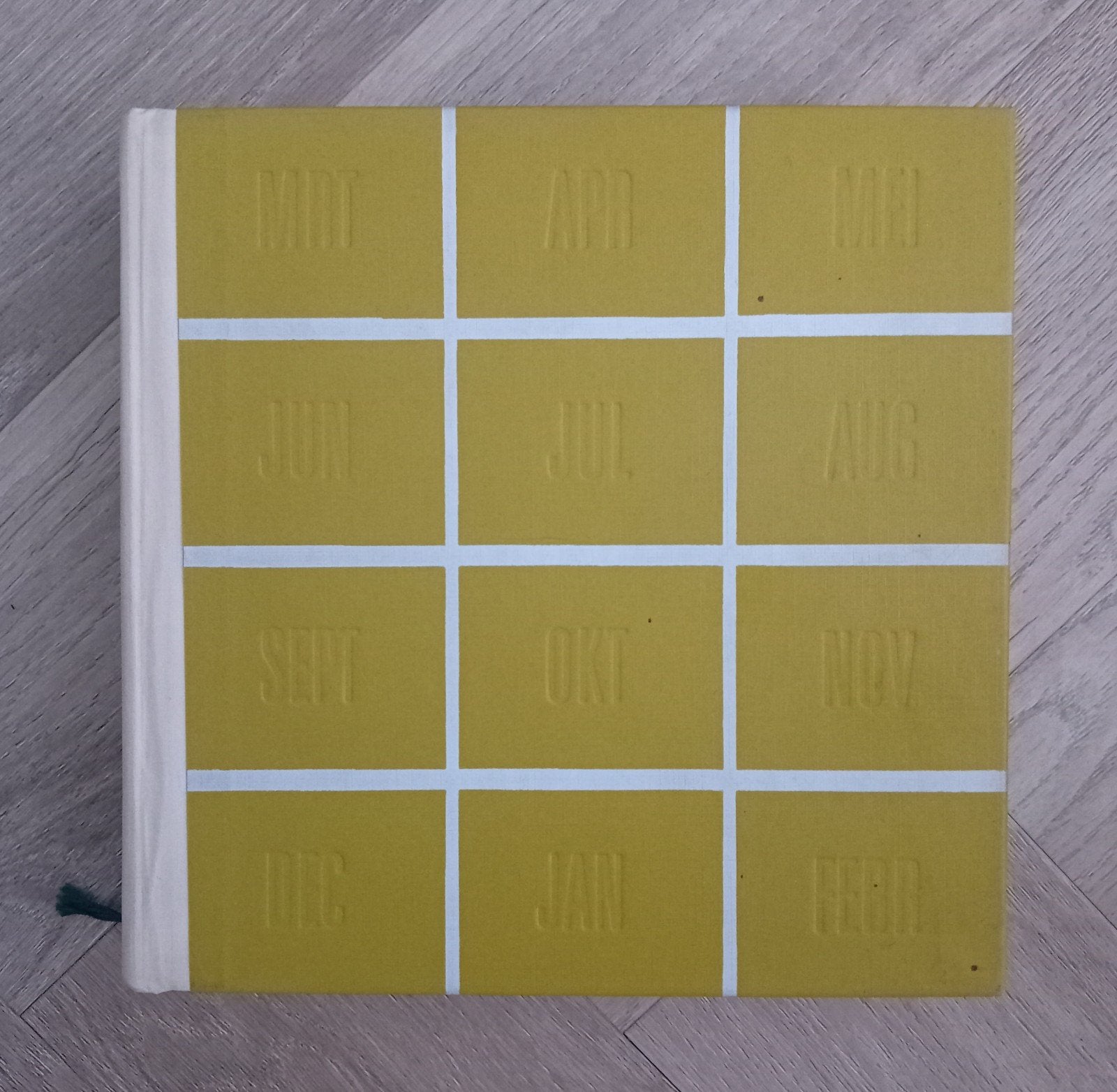Hardcover Twaalf Maanden Tuinieren, Ophalen of Verzenden, Zo goed als nieuw, Natuur algemeen