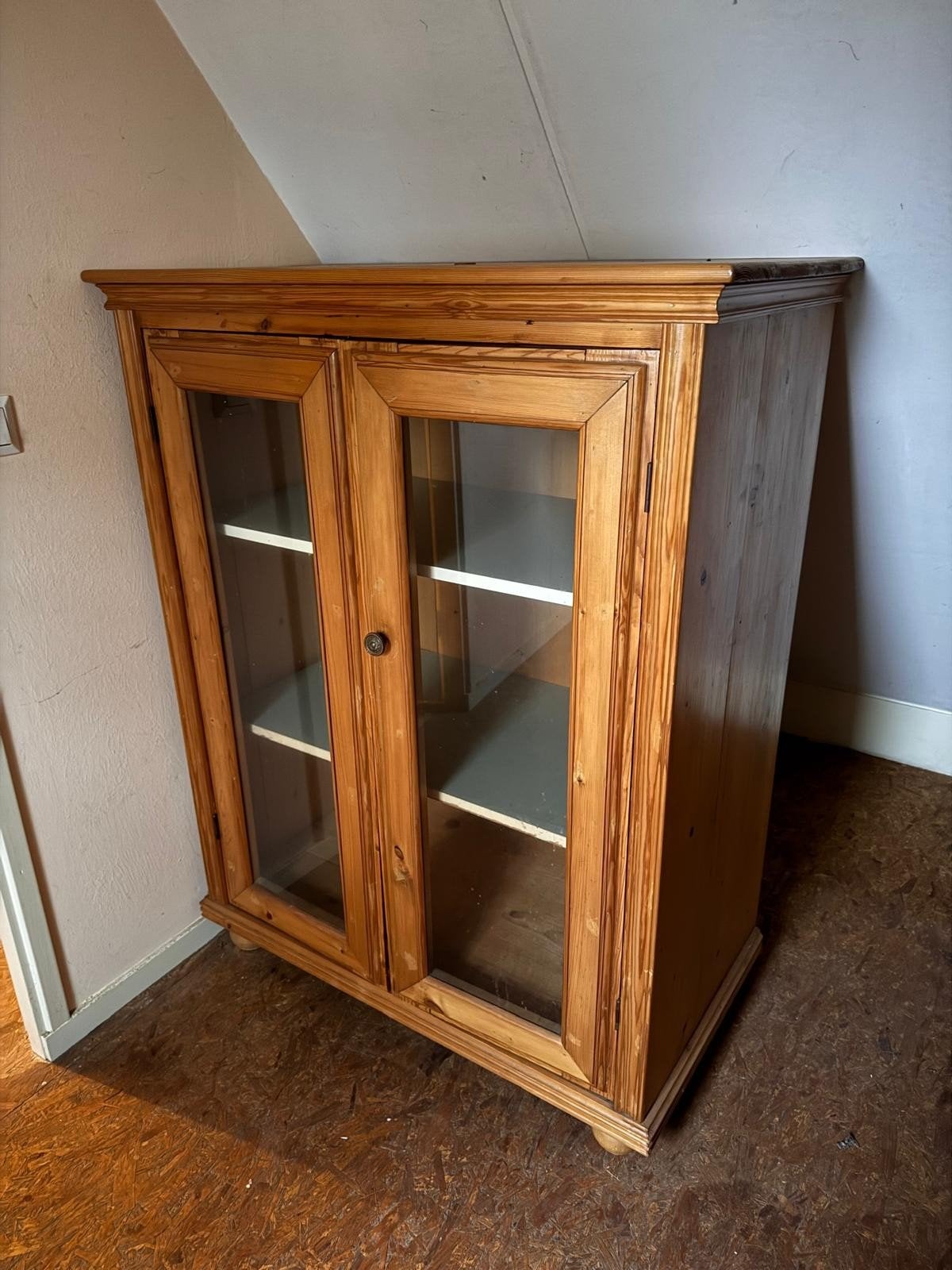 Houten vitrinekastje met glazen deuren, Ophalen