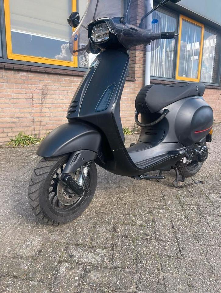 Vespa Sprint - 2020 Mat Zwart – Lage KM, Fietsen en Brommers, Scooters | Vespa, Ophalen, Zo goed als nieuw, Benzine, 50 cc