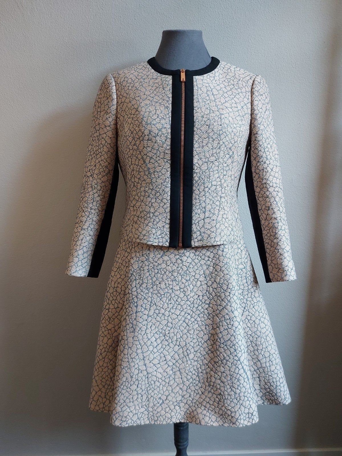 Ted Baker set: jasje Chamuse en jurk Qiara, maat 3 (M), Maat 38/40 (M), Kostuum of Pak, Beige, Ophalen of Verzenden