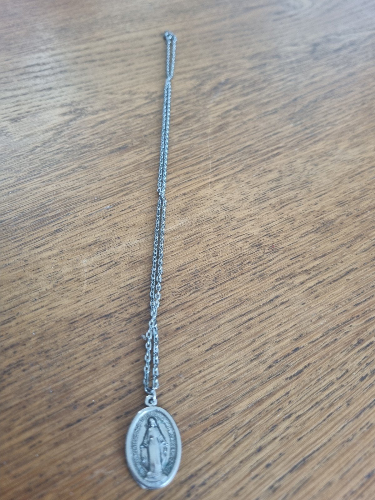 Zilverkleurige ketting met Maria hanger, Gebruikt, Ophalen of Verzenden, Zilver, Overige materialen
