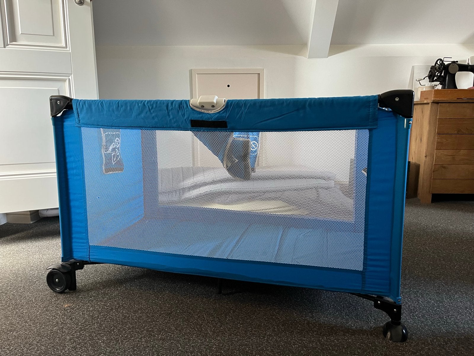 Koelstra Campingbedje - Blauw, Inklapbaar met Wieltjes, Ophalen, Zo goed als nieuw, Rechthoekig, Wieltjes