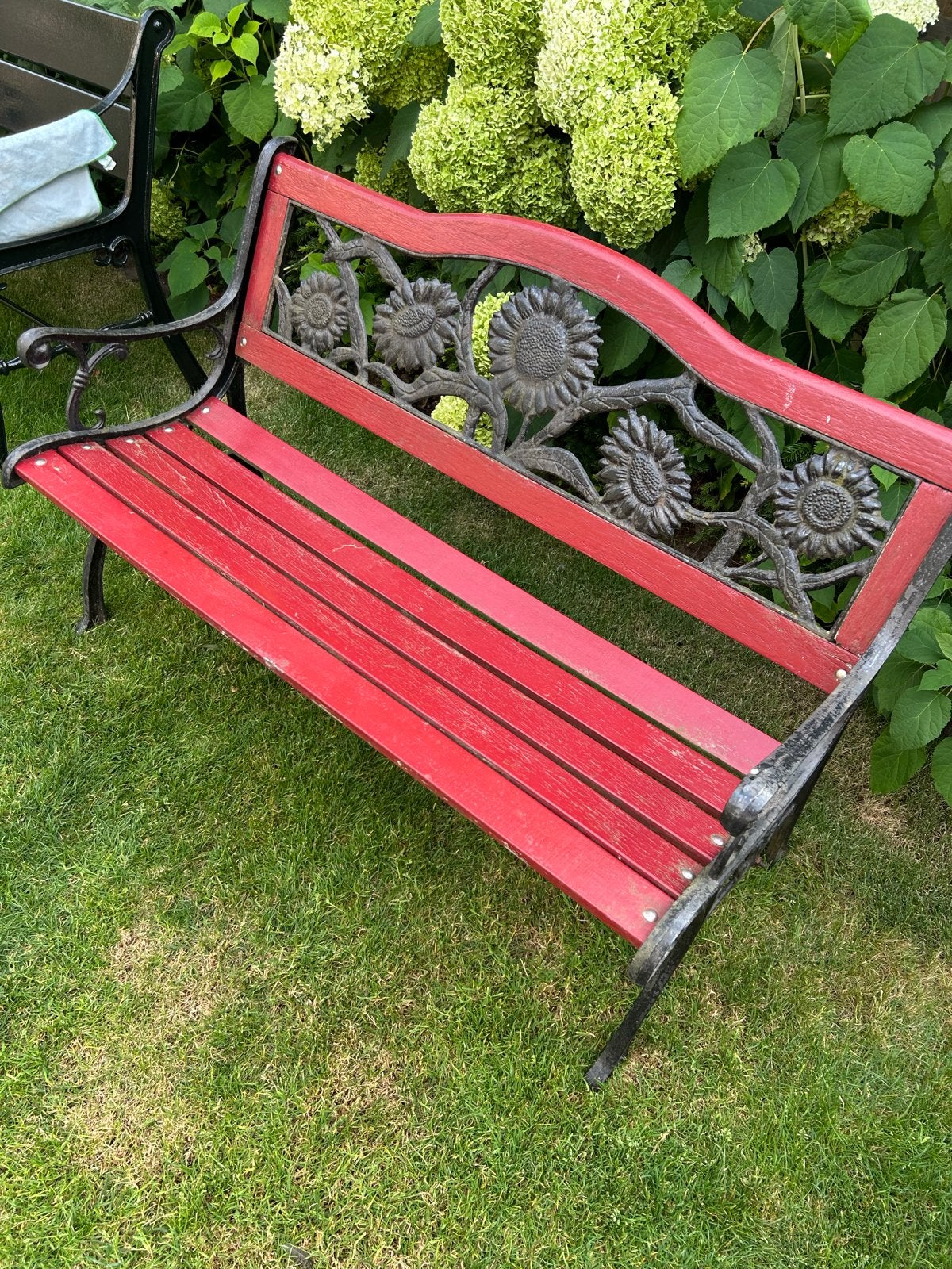 Zonnebloem bank rood met hardhouten planken en gietijzer, Tuin en Terras, Tuinstoelen, Ophalen, Gebruikt, Hout