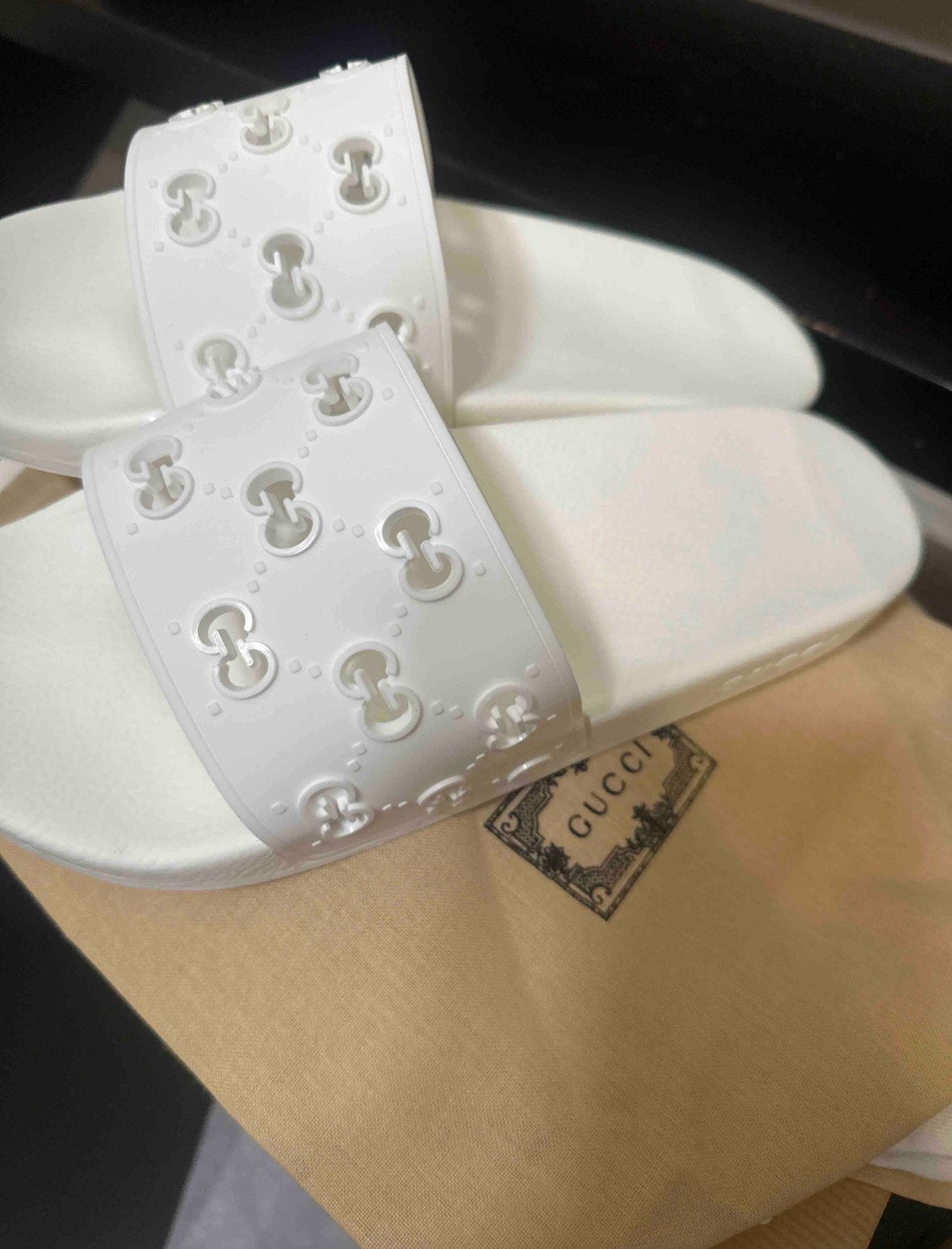 Nieuwe Witte Gucci rubber slide slippers, Kleding | Dames, Schoenen, Ophalen of Verzenden, Nieuw, Wit, Slippers