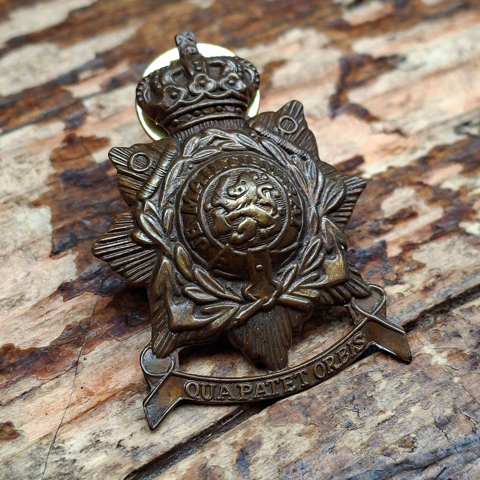 Vintage Militaire Pin - Qua Patet Orbis ''Torretje'', Onbekend, Ophalen of Verzenden, Onbekend, Onbekend