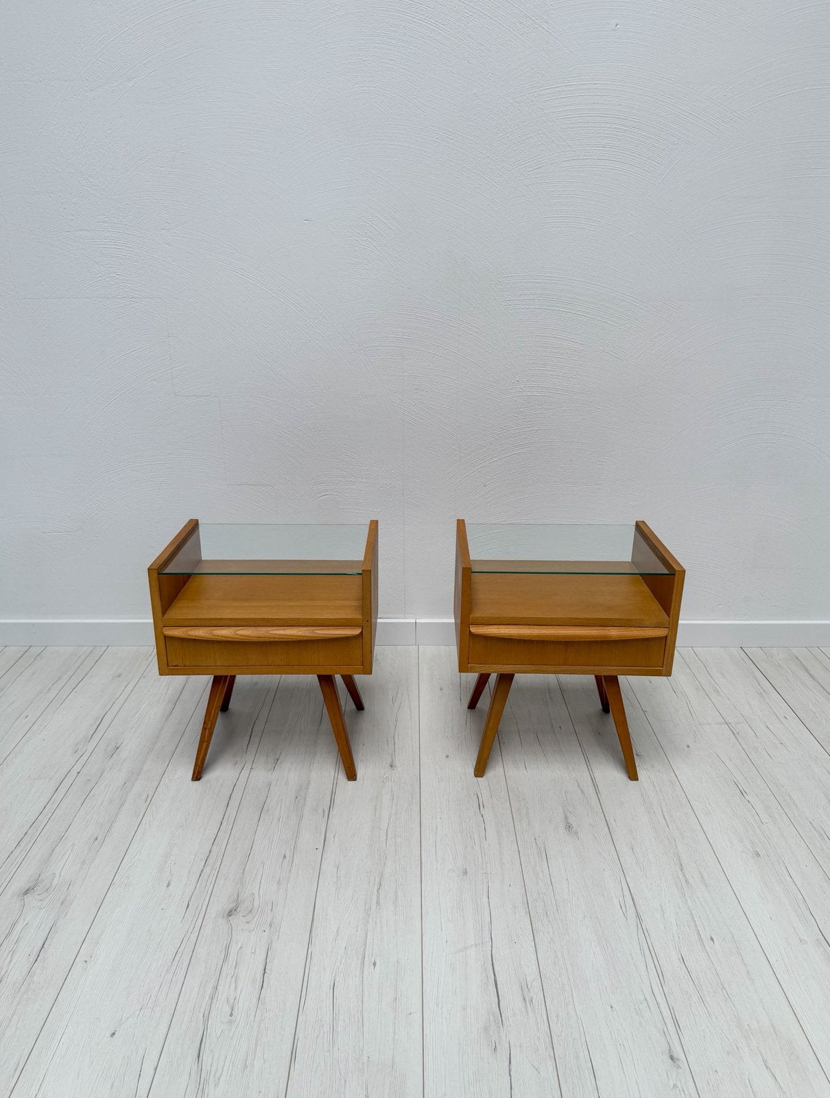 Set 2 vintage walnoten nachtkastjes met glas jaren 60 retro, Ophalen of Verzenden, Zo goed als nieuw, 45 tot 65 cm, Minder dan 55 cm