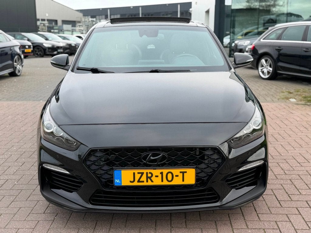 Hyundai I30 2.0 T-GDI N2 Performance Fastback Pano Dealer on, Auto's, 1998 cc, 4 cilinders, 700 kg, Zwart