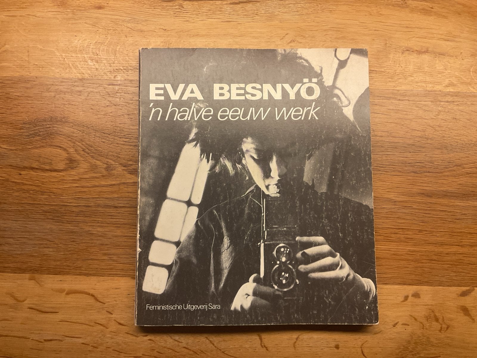 Eva Besnyö: 'n halve eeuw werk - Feministische Uitgeverij Sa, Boeken, Ophalen of Verzenden, Gelezen, Fotografie algemeen