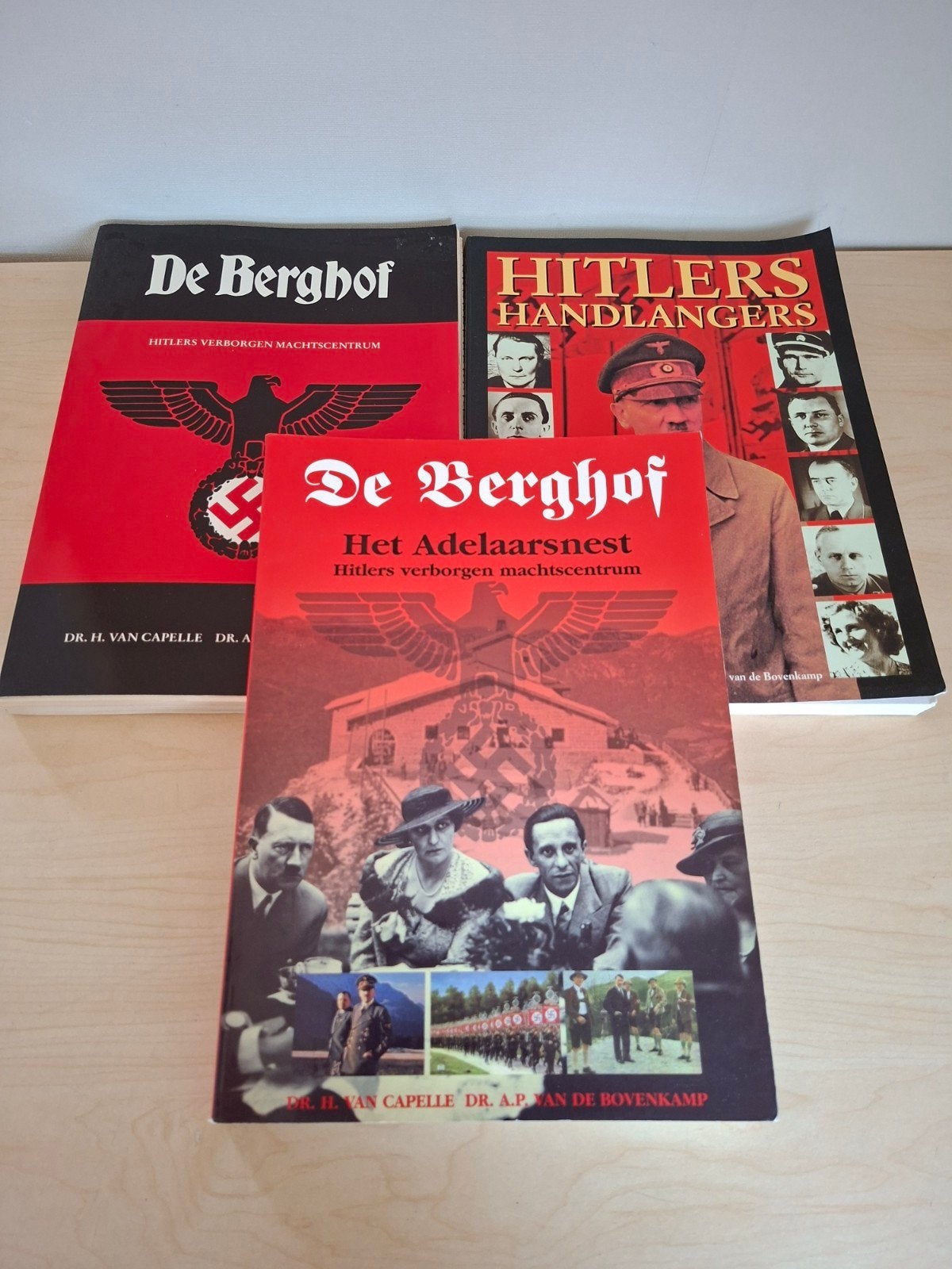 De Berghof & Hitlers Handlangers Boeken - WOII Geschiedenis, Dr. H. van Capelle, Dr. A.P. van de Bovenkamp, Ophalen of Verzenden