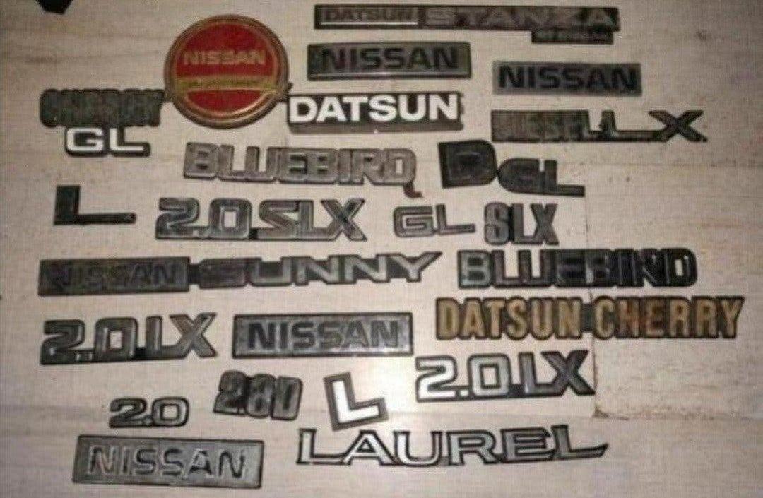 diverse oudere DATSUN, NISSAN EMBLEMEN, Ophalen of Verzenden