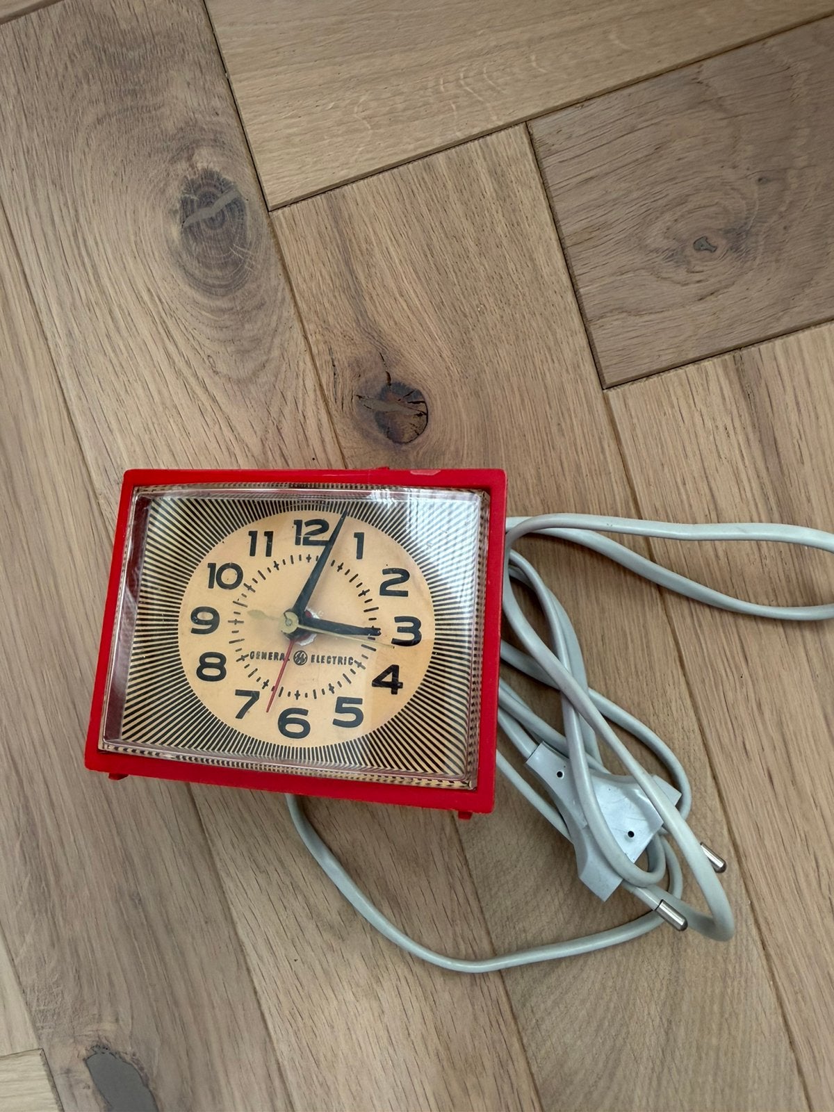 General Electric Red ESGE electric alarm clock, Antiek en Kunst, Antiek | Klokken, Ophalen