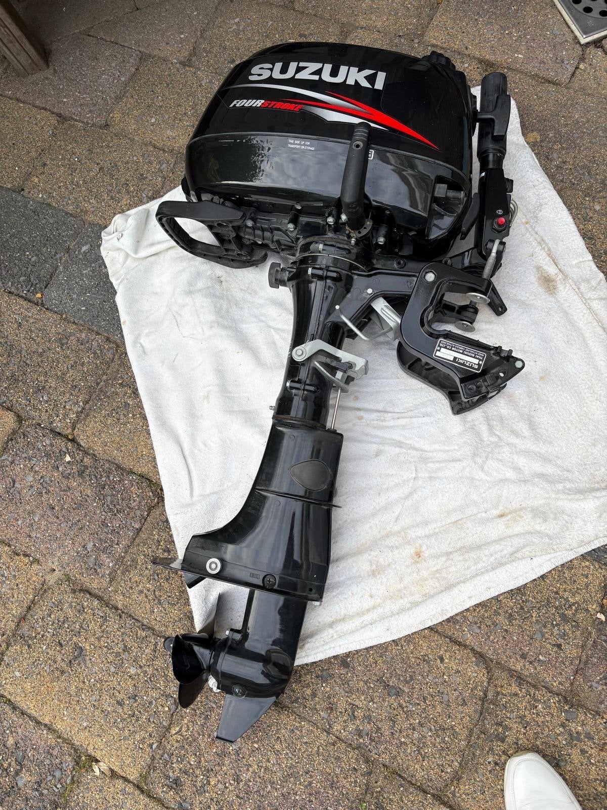 Foto 6 van Suzuki buitenboordmotor DF6 met opblaasbare rubberboot