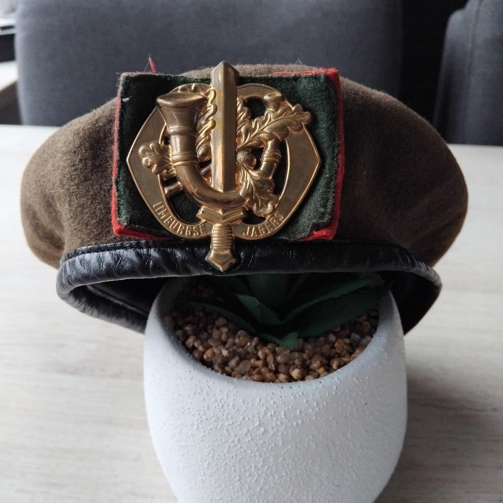 1X KL BARET LIMBURGSE JAGERS, Verzamelen, Militaria | Algemeen, Ophalen of Verzenden, Landmacht, Nederland, Helm of Baret