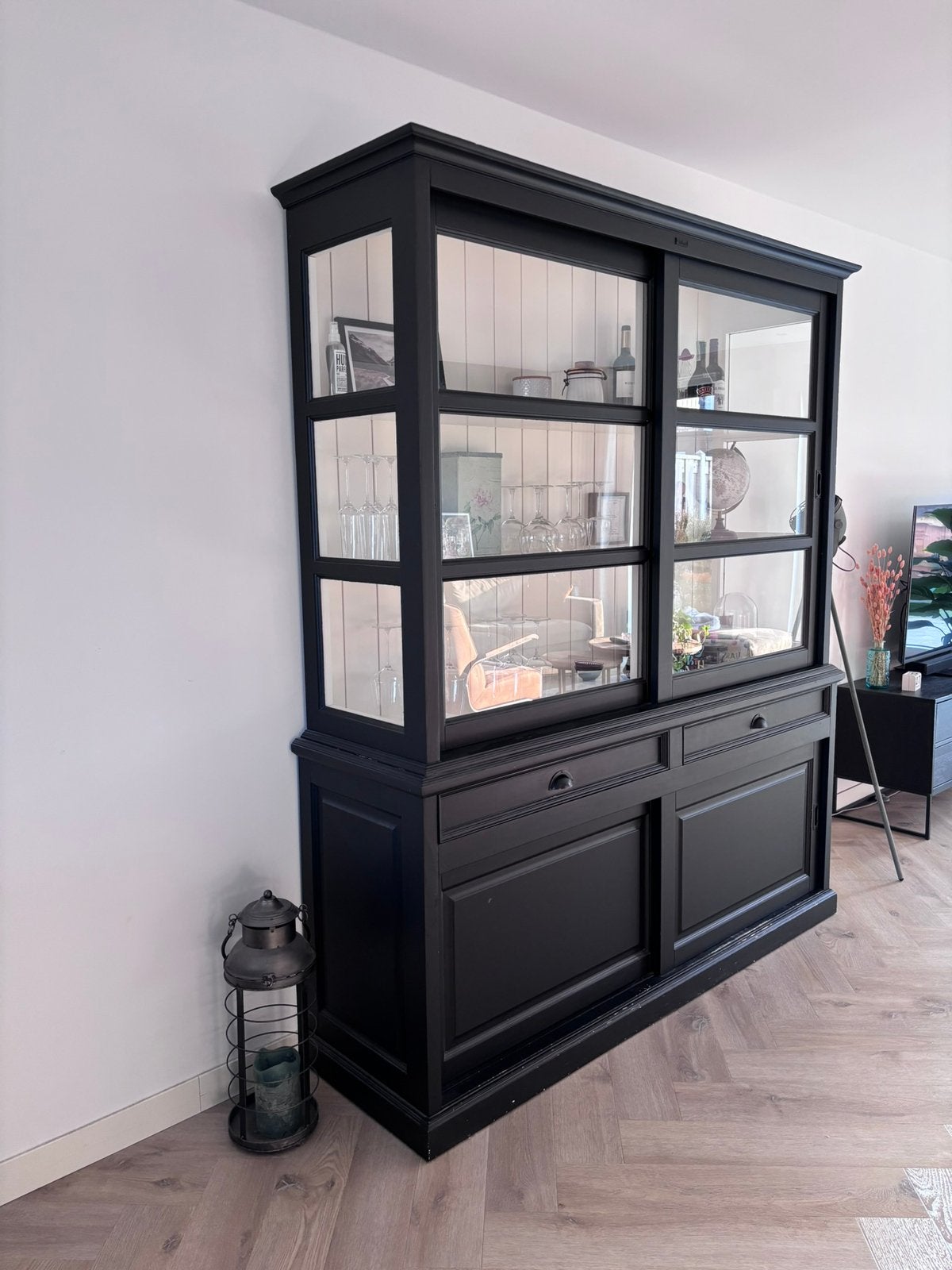 Richmond Interiors vitrinekast/buffetkast zwart 187 cm breed, Ophalen, Zo goed als nieuw, 25 tot 50 cm, 200 cm of meer