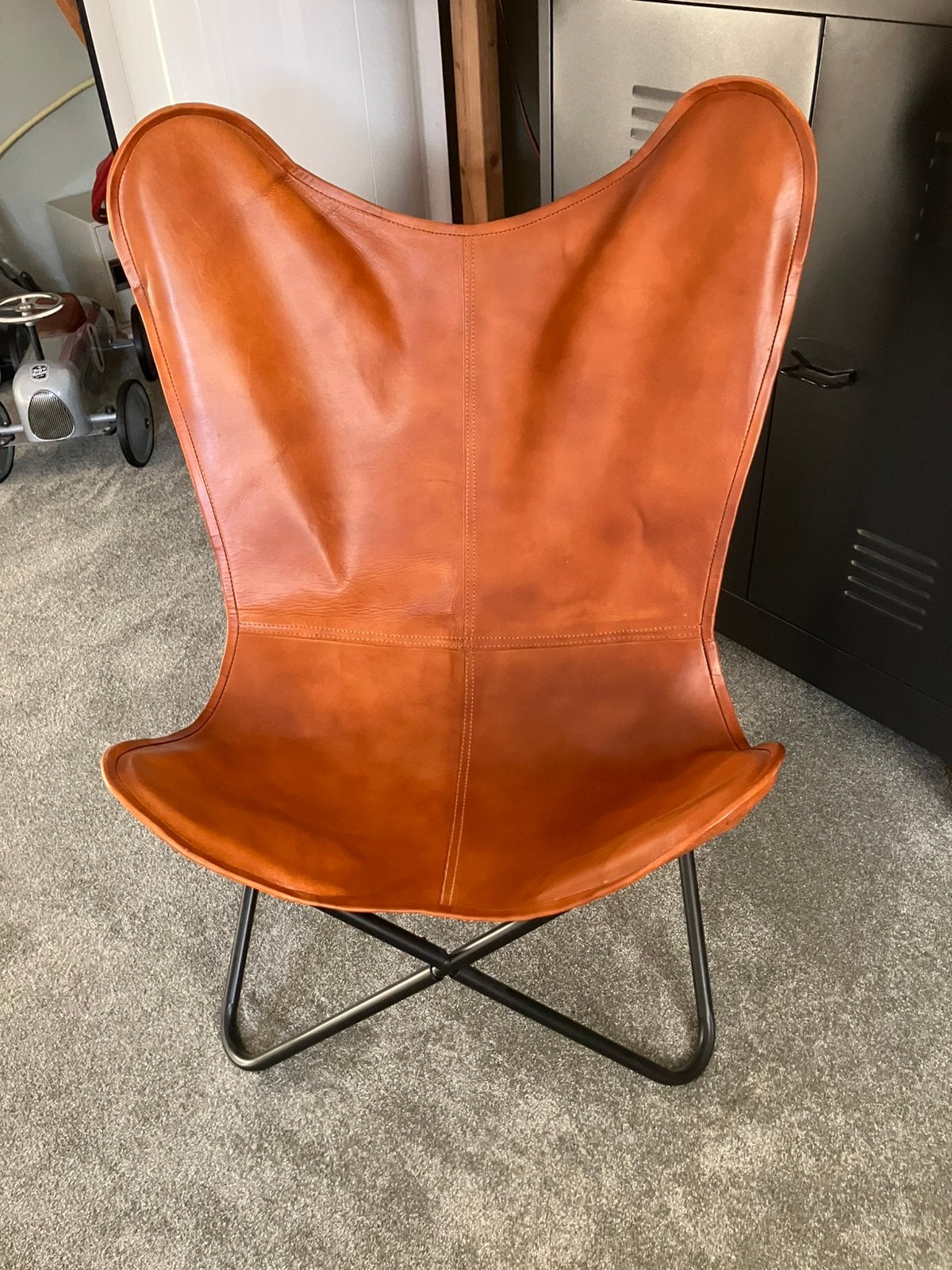 Z.g.a.n. lederen vlinderstoel cognac kleur zwart frame, Minder dan 75 cm, Leer, Ophalen of Verzenden, Zo goed als nieuw