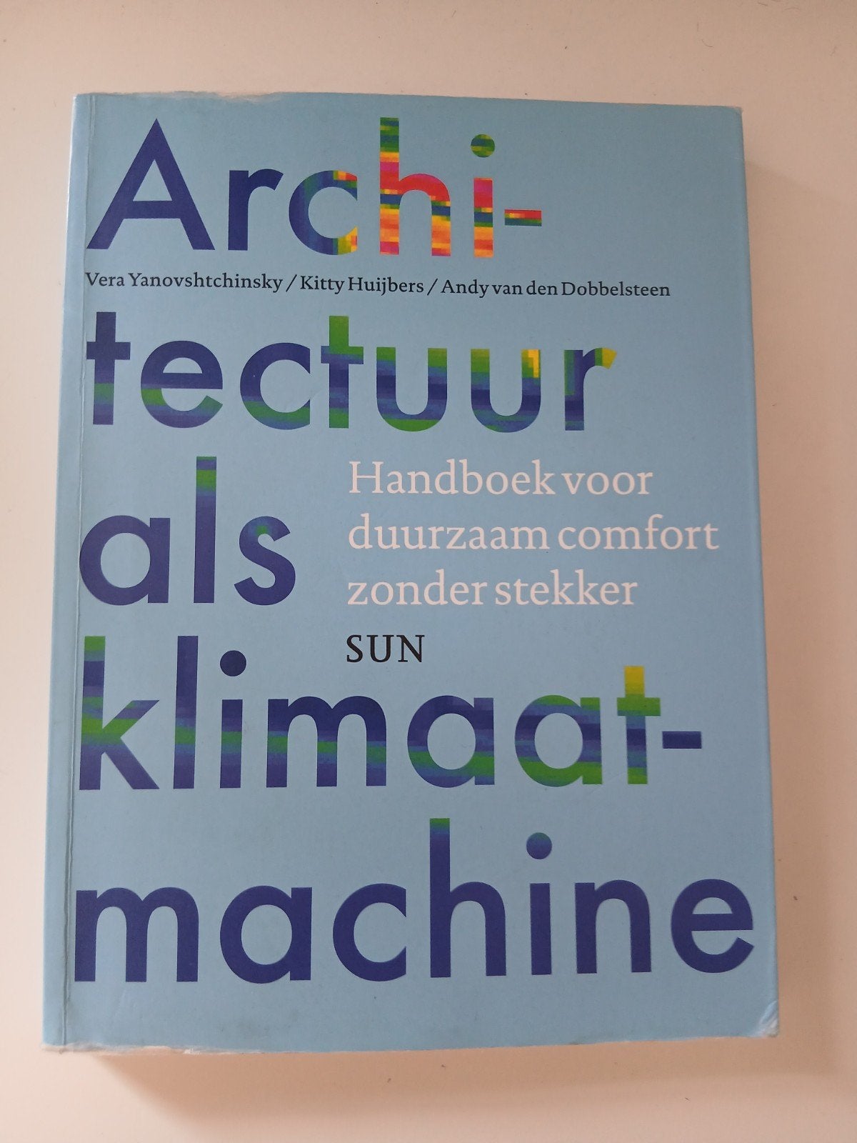 Architectuur als klimaatmachine - 1e editie, Boeken, Ophalen of Verzenden, Gelezen, Architectuur algemeen, Vera Yanovshtchinsky, Kitty Huijbers, Andy van den Dobbelsteen