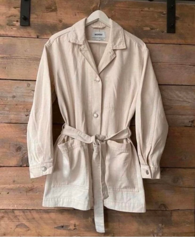 WEEKDAY jasje maat S Lengte 80 cm. Kleur crème, Verzenden, Gedragen, Maat 36 (S), Beige