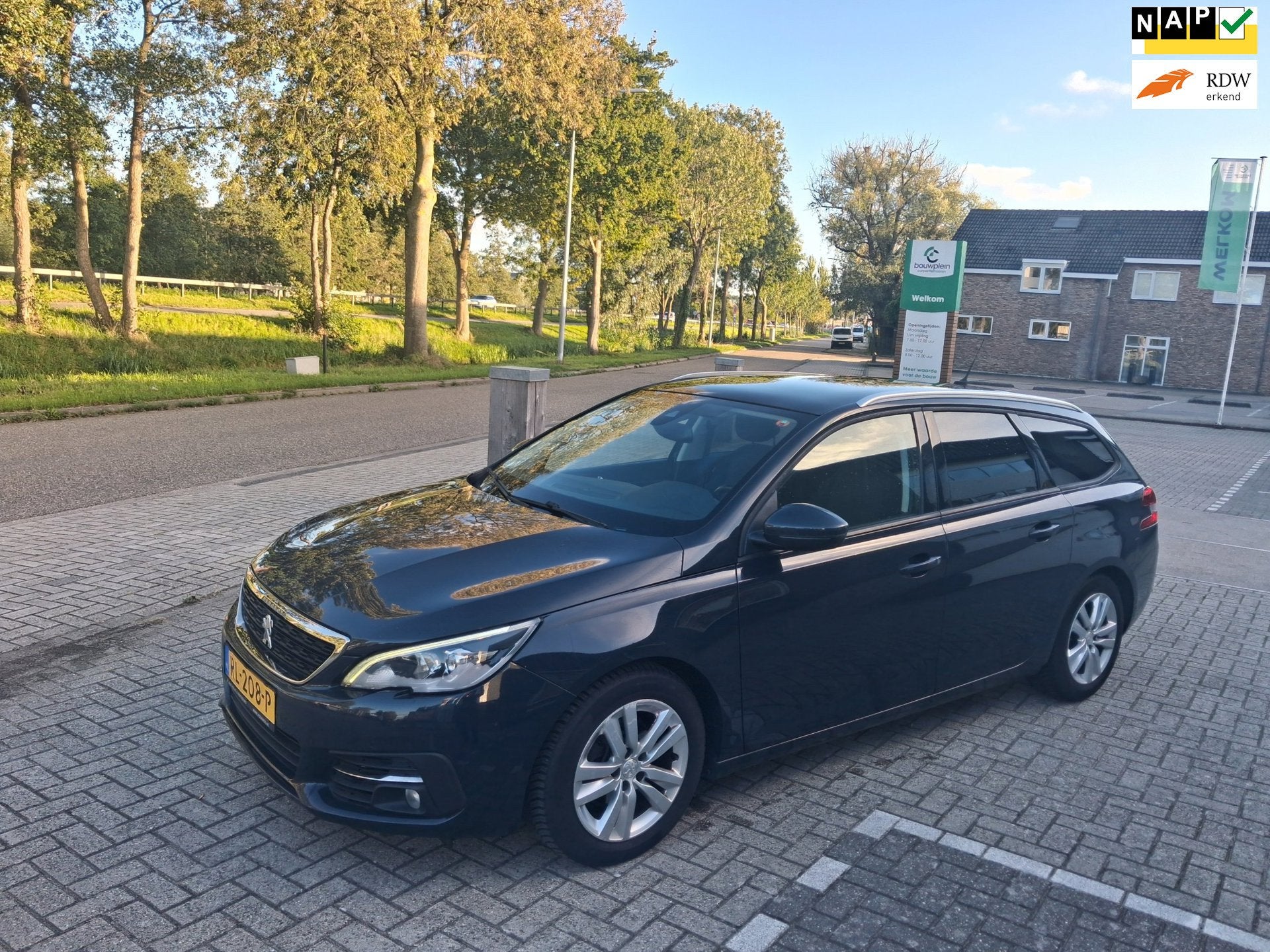 Peugeot 308 SW 1.2 PureTech Blue Lease Executive, Voorwielaandrijving, Gebruikt, Euro 6, 1199 cc