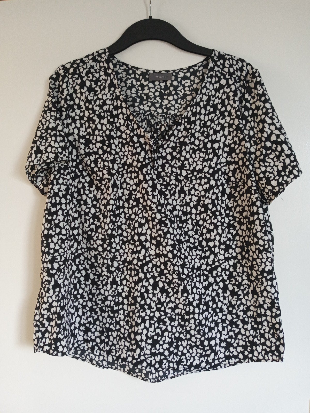 Zwart met witte print blouse/top van Yessica maat 42, Maat 42/44 (L), Ophalen of Verzenden, Zo goed als nieuw, Yessica