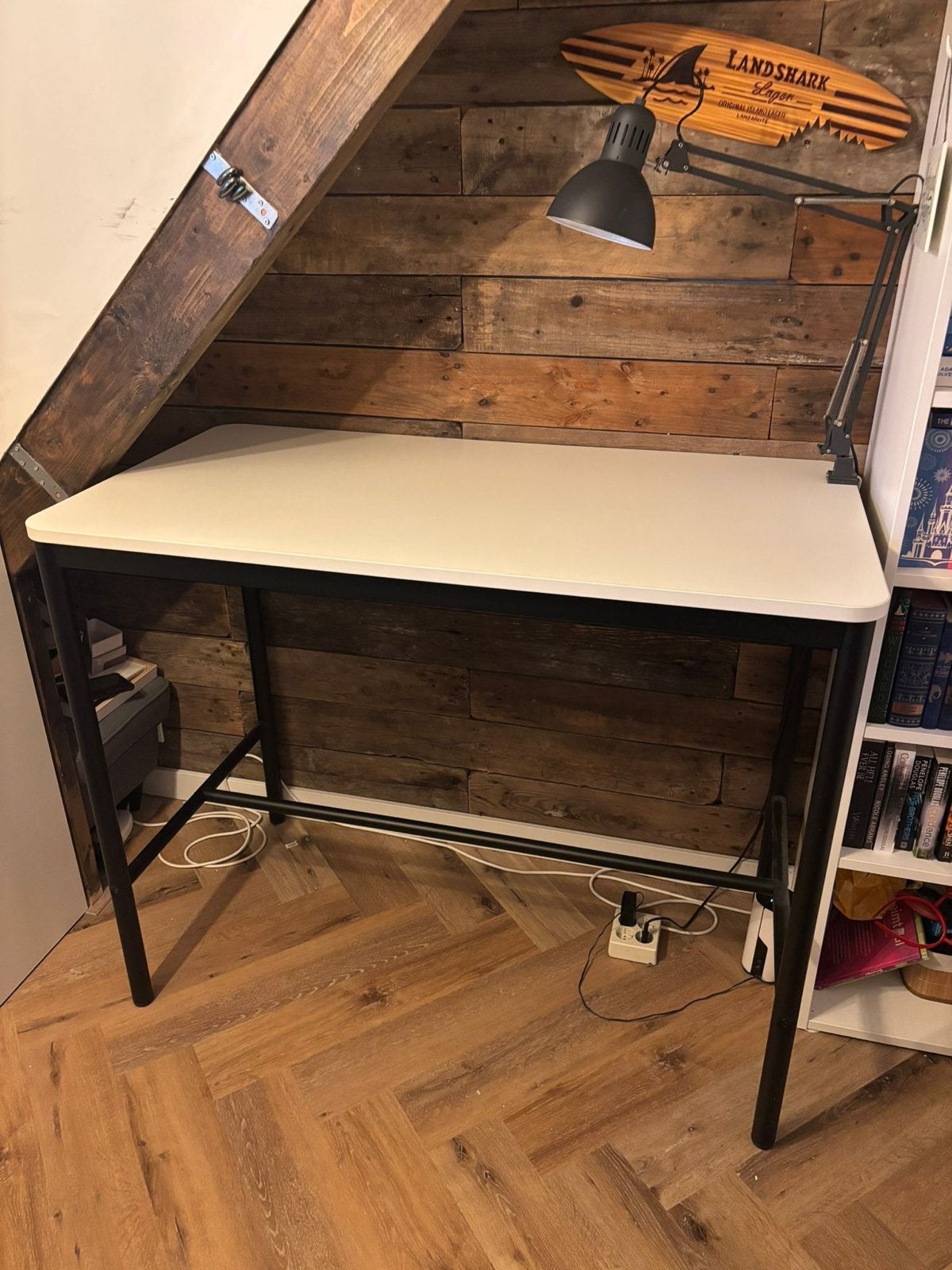 Modern wit bureau met zwart metalen frame, Ophalen, Gebruikt, Metaal, Overige merken