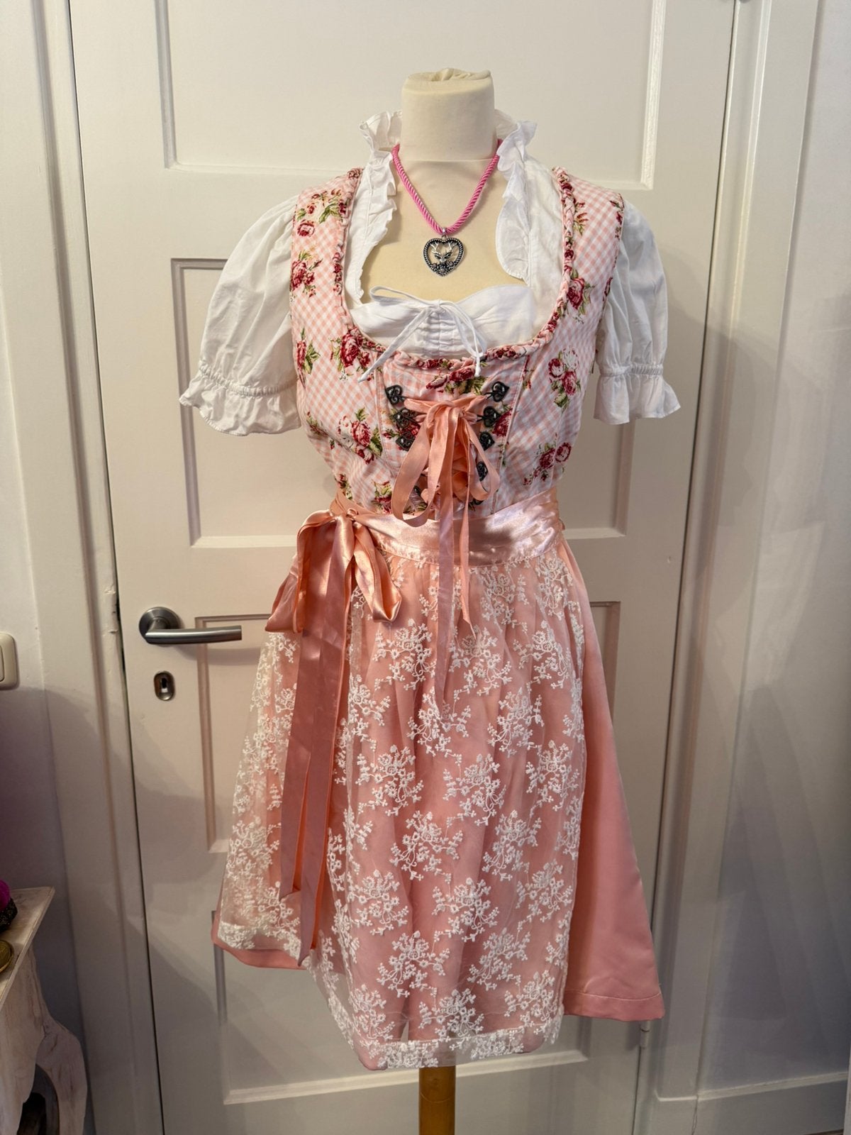 Tiroler dirndl maat L met blouse en short van Jennifer T, Ophalen of Verzenden, Zo goed als nieuw, Carnaval