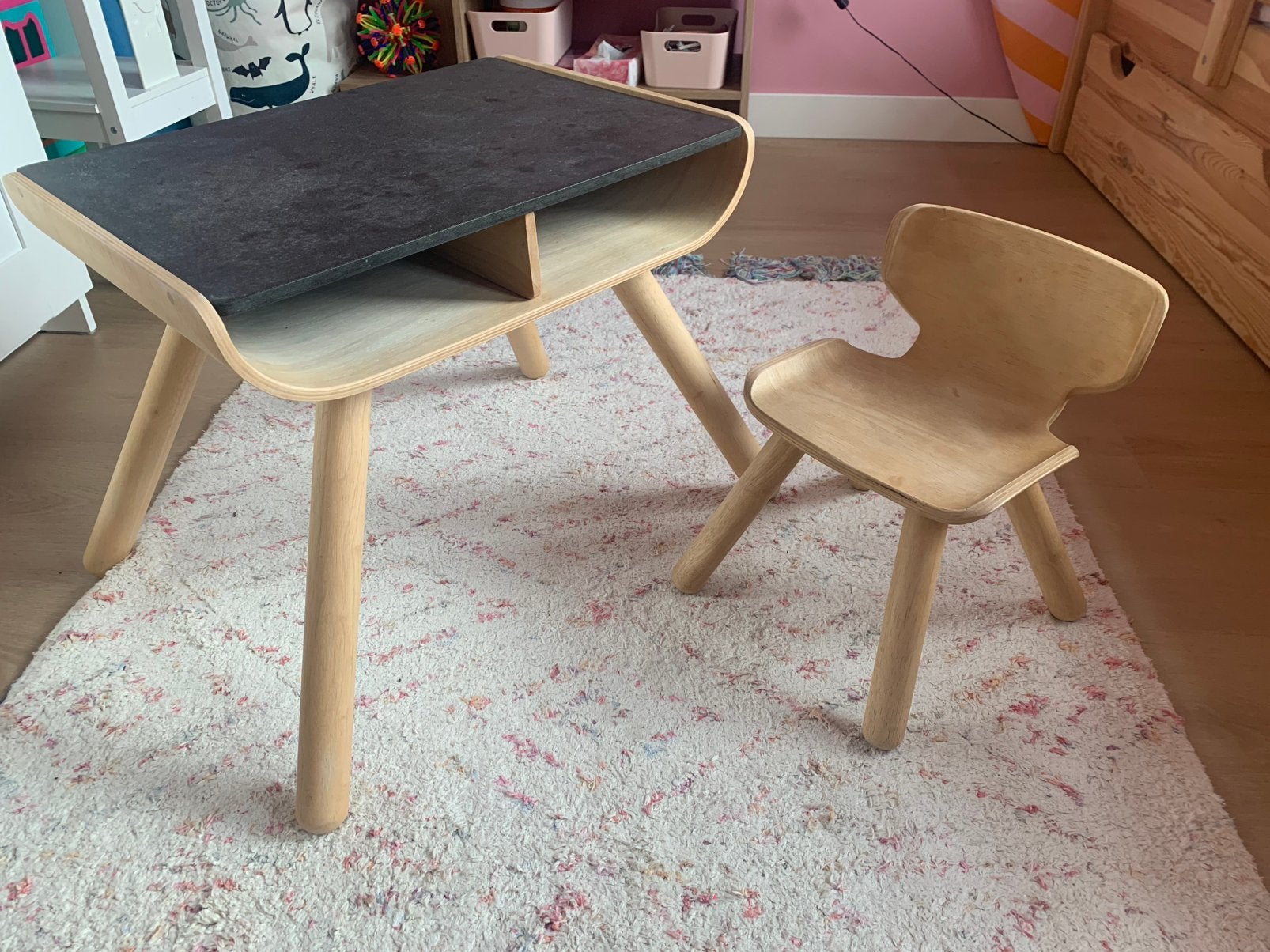 Plantoys bureau en stoeltje, Kinderen en Baby's, Kinderkamer | Tafels en Stoelen, Ophalen, Gebruikt, Tafel(s) en Stoel(en)