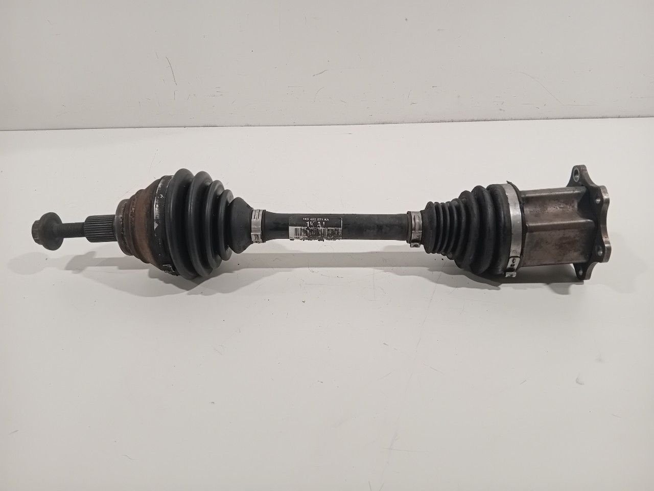 Aandrijfas links voor Skoda Superb, Onderdelen@venauto.nl, Van der Ven Autorecycling B.V., Gebruikt, Ettenseweg 76, 4706 PB Roosendaal, The Netherlands