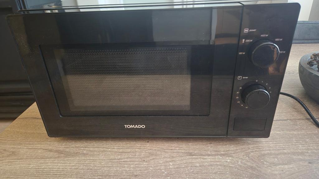 Goedwerkende vrijstaande magnetron - Tomado, Ophalen of Verzenden, Draaiplateau, Magnetron, Zo goed als nieuw
