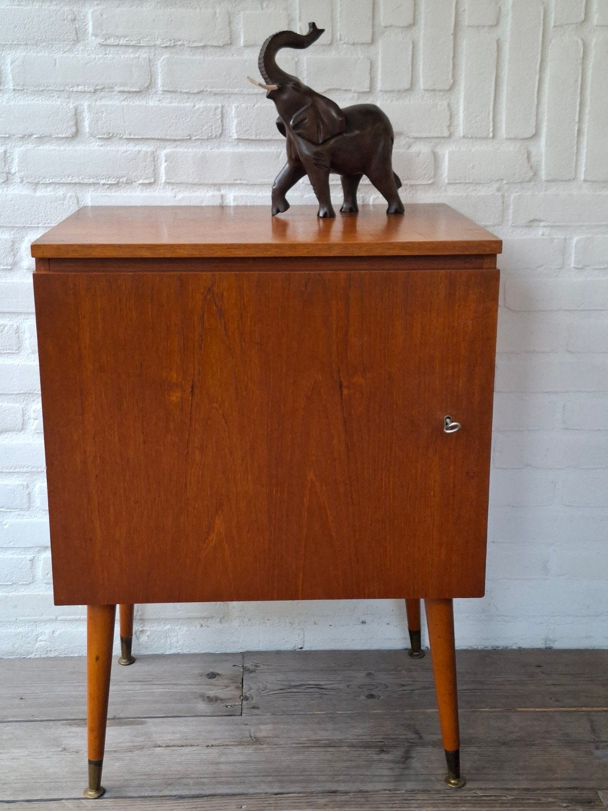 Vintage retro kastje dressoir lowboard Deense stijl jaren 60, Met deur(en), 50 tot 100 cm, Zo goed als nieuw, 25 tot 50 cm