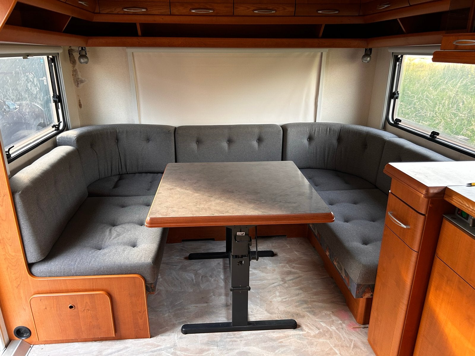 Hobby Caravan Rondzit Kussens met Verstelbare Tafel, Ophalen, ., Zo goed als nieuw, .