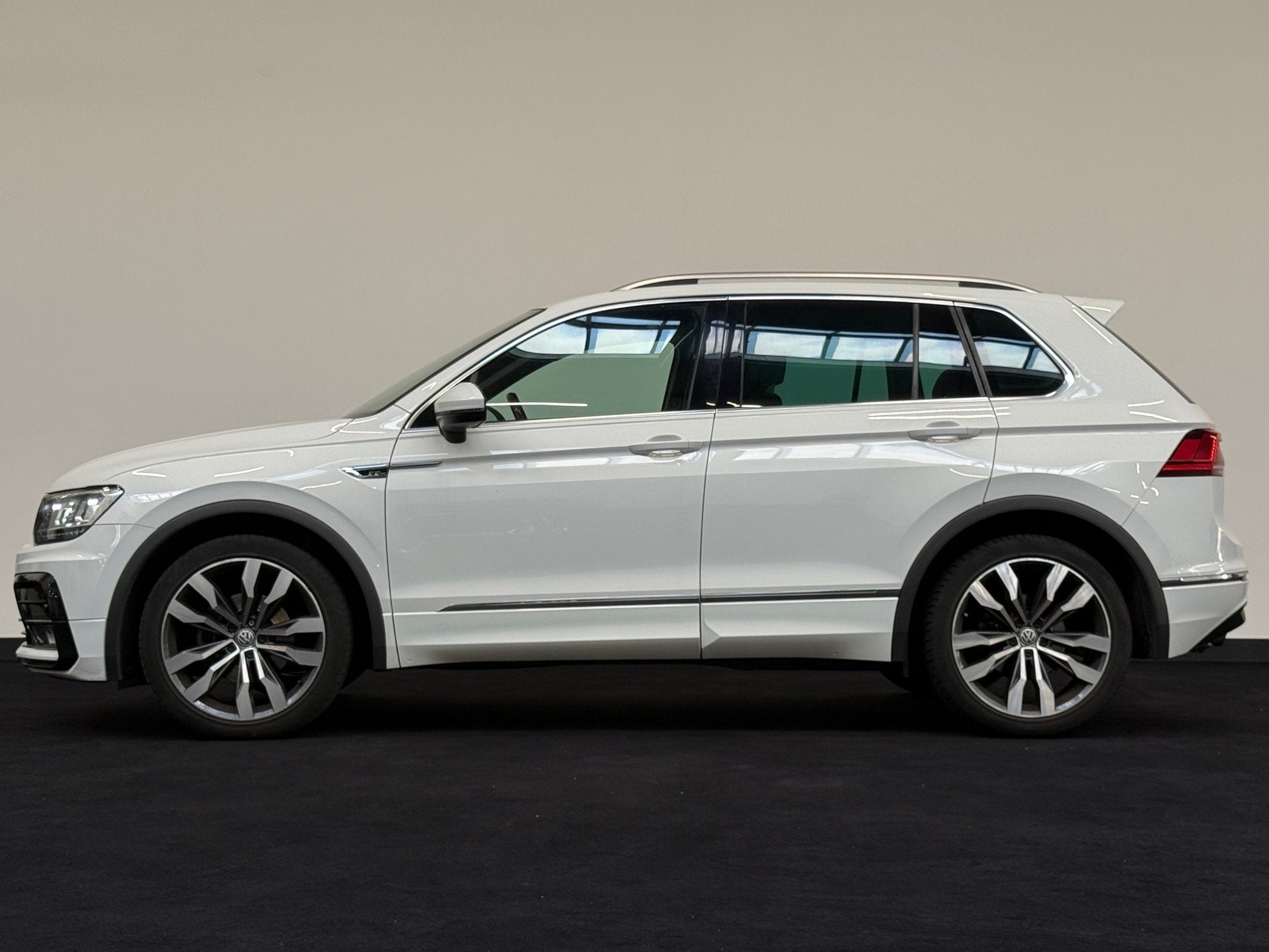 Volkswagen Tiguan 1.4 TSI ACT 3 x R line Virtual Dealer Onde, Stof, 4 cilinders, 150 pk, Wit