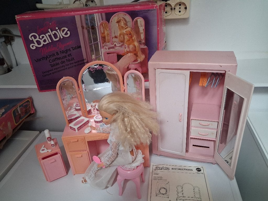 De Living Pretty Barbie Vanity Unit and night table, Ophalen of Verzenden, Gebruikt, Fashion Doll