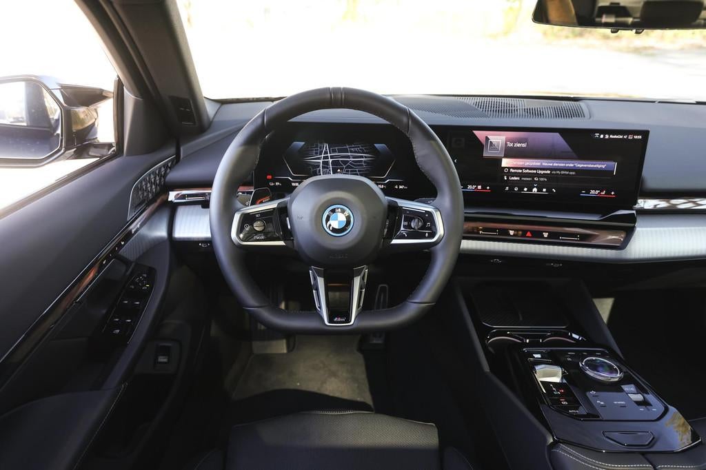 BMW i5 eDrive40 M Sport / Panoramadak / Trekhaak / Bowers &, 2095 kg, Achterwielaandrijving, Zwart, Met garantie (alle)