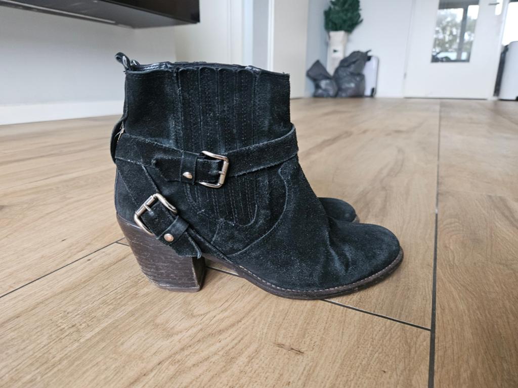 Zwarte suède enkellaarsjes met gespen, Kleding | Dames, Schoenen, Zwart, Lage of Enkellaarzen, Ophalen of Verzenden, Onbekend